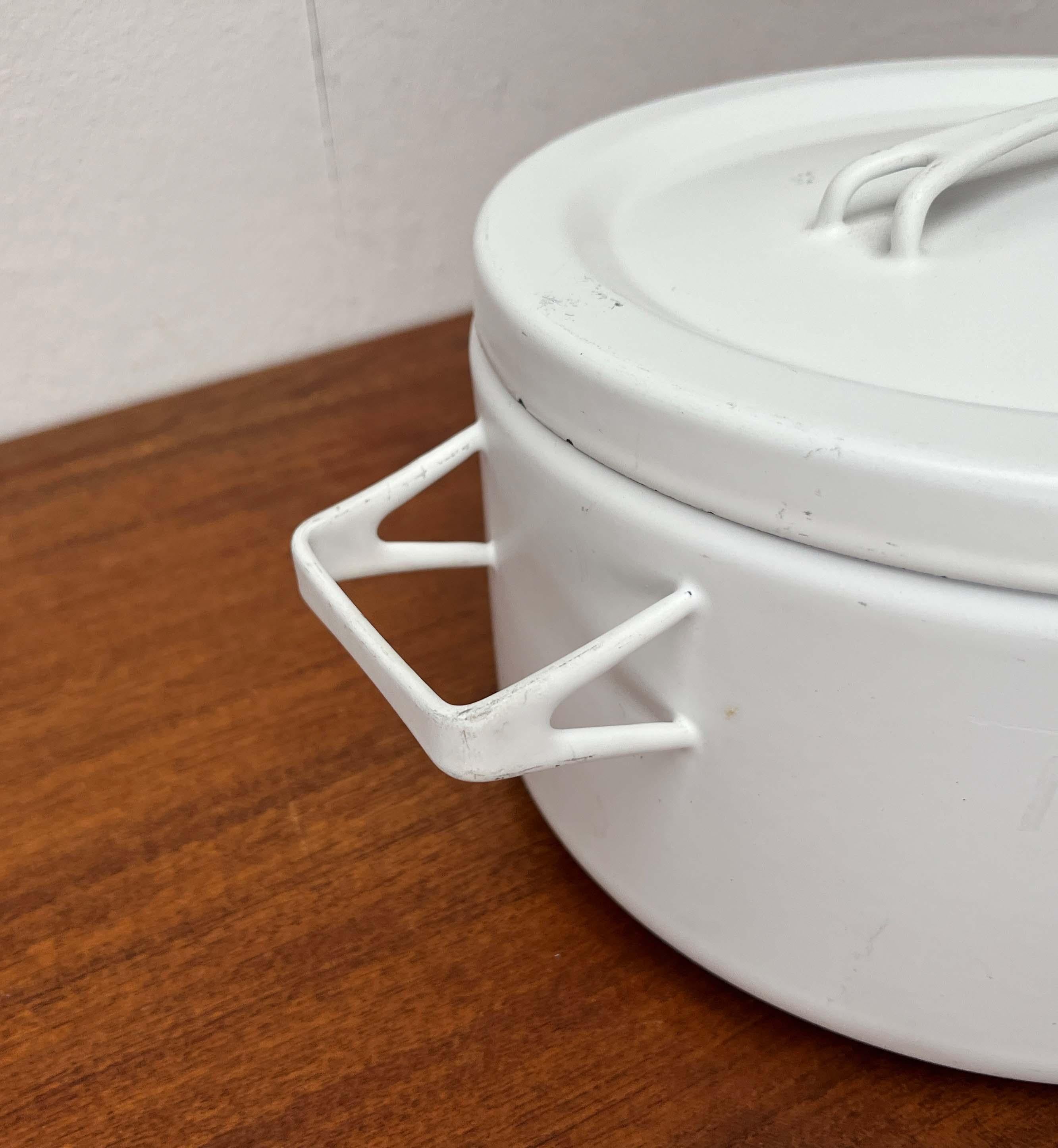 Mid-Century Modern White Minimalist Enamel Pot Seppo Mallat Finel Finland 1960s (Finnisch) im Angebot