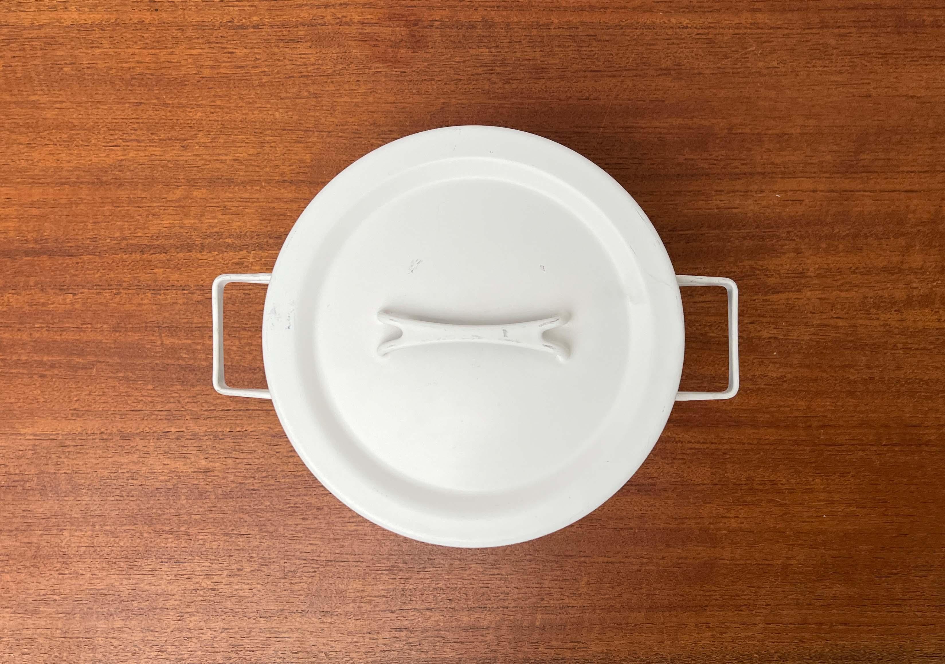 Mid-Century Modern White Minimalist Enamel Pot Seppo Mallat Finel Finland 1960s im Zustand „Relativ gut“ im Angebot in Hamburg, DE