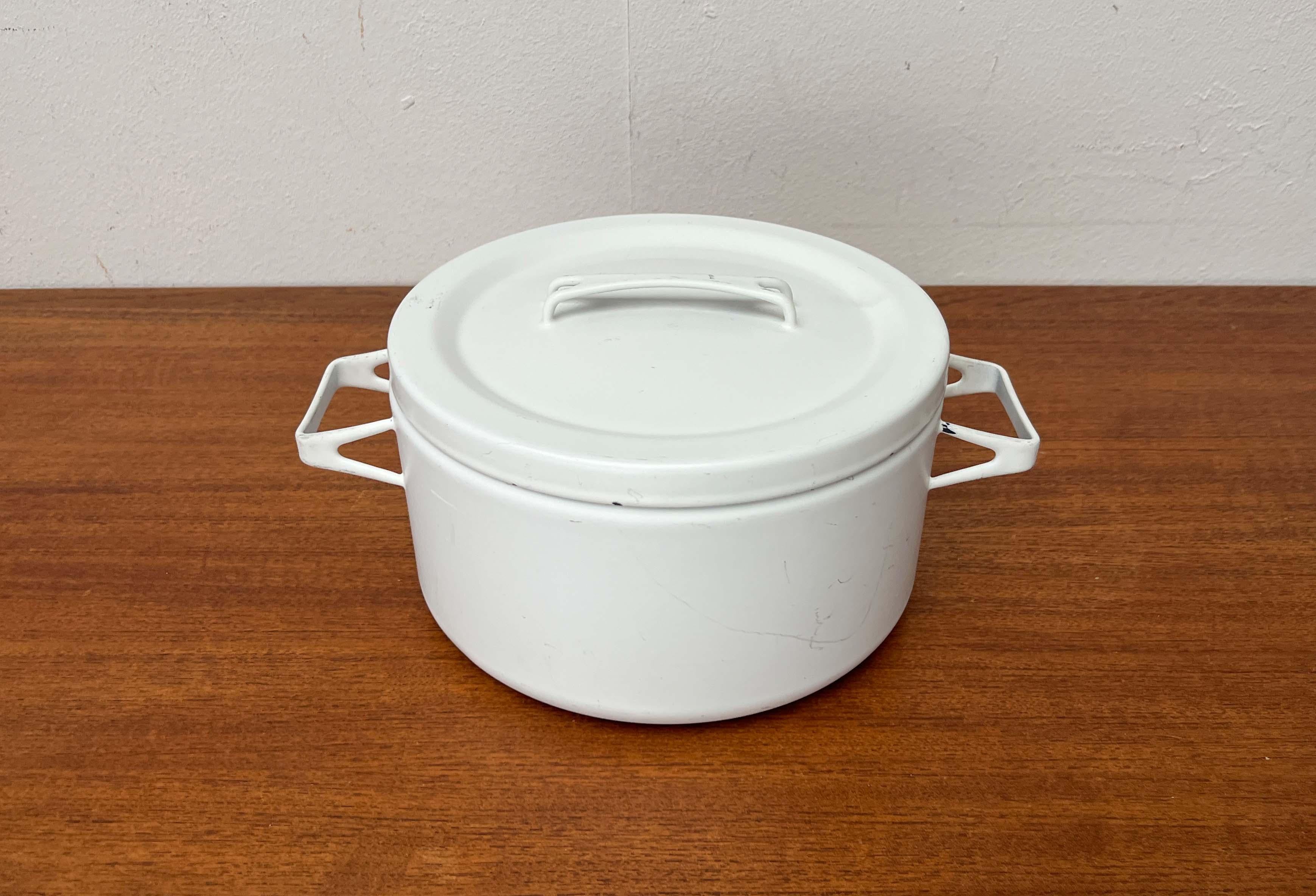 Mid-Century Modern White Minimalist Enamel Pot Seppo Mallat Finel Finland 1960s (Metall) im Angebot