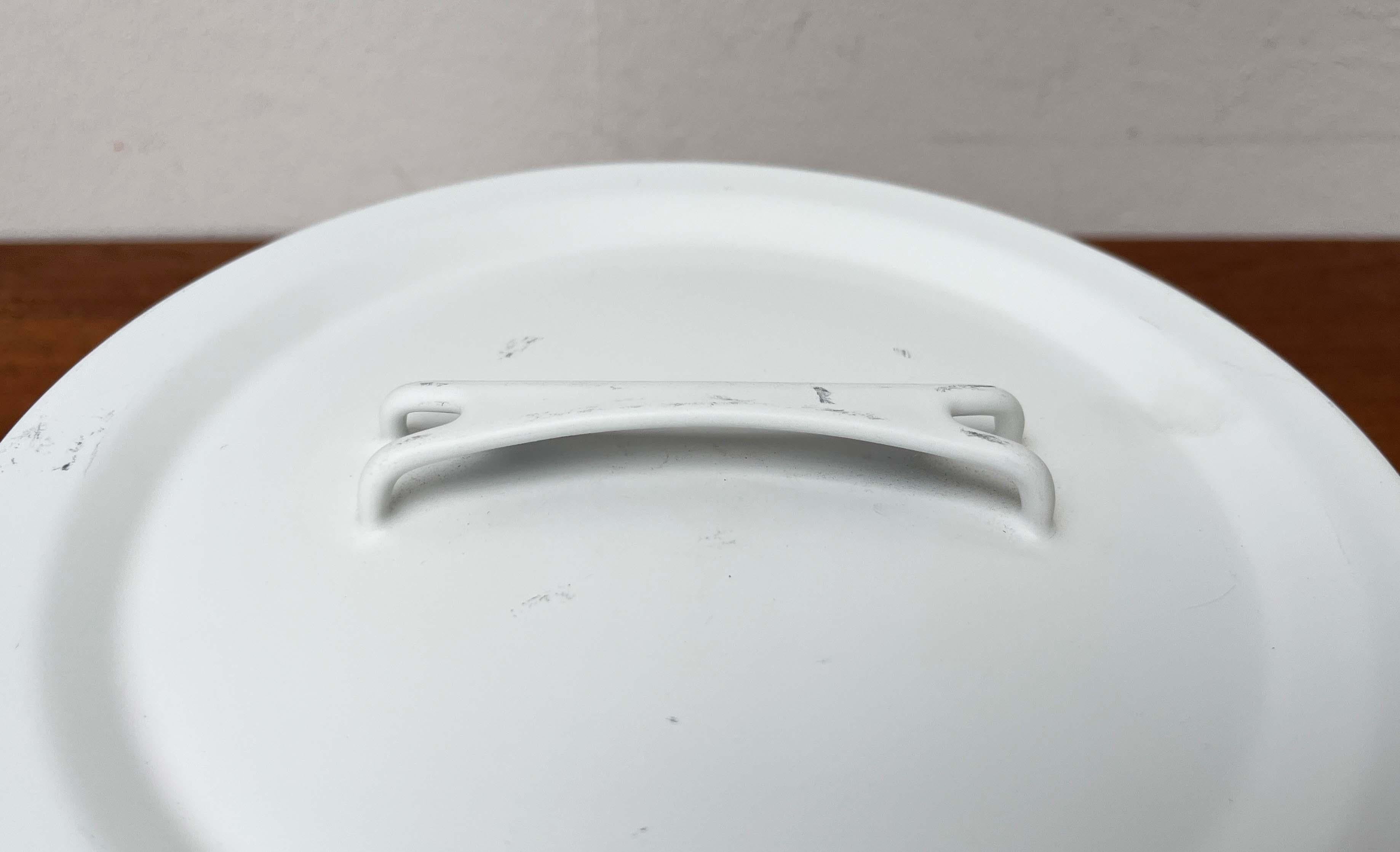 Mid-Century Modern White Minimalist Enamel Pot Seppo Mallat Finel Finland 1960s im Angebot 1