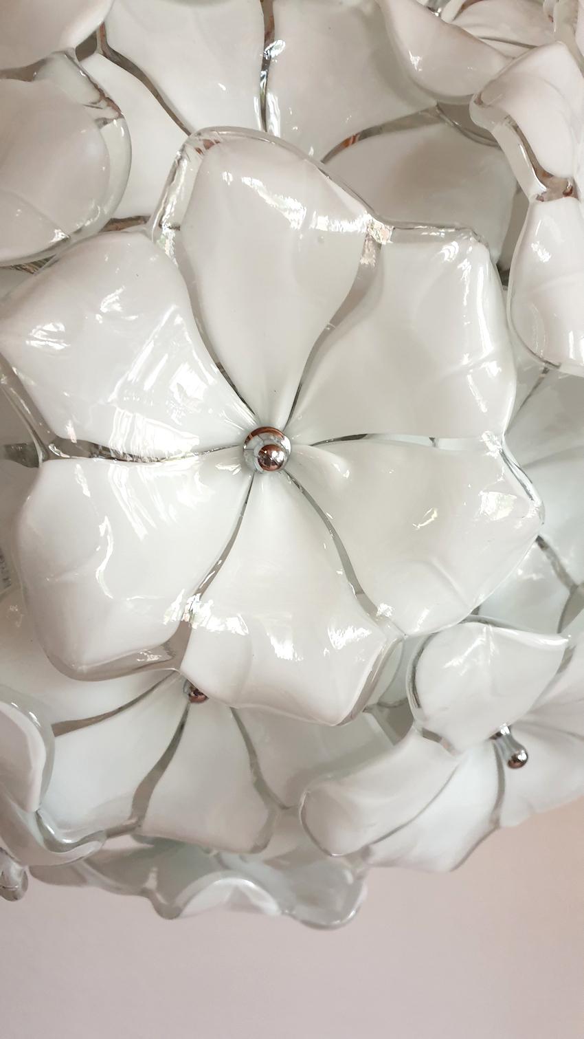 Round Mid-Century Modern White Murano Glass Flower Chandelier Cenedese Style In Excellent Condition In Dallas, TX