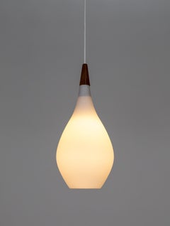 Mid-Century Modern Weißes Opalglas & Teak Tear Drop Anhänger:: 'Paar'