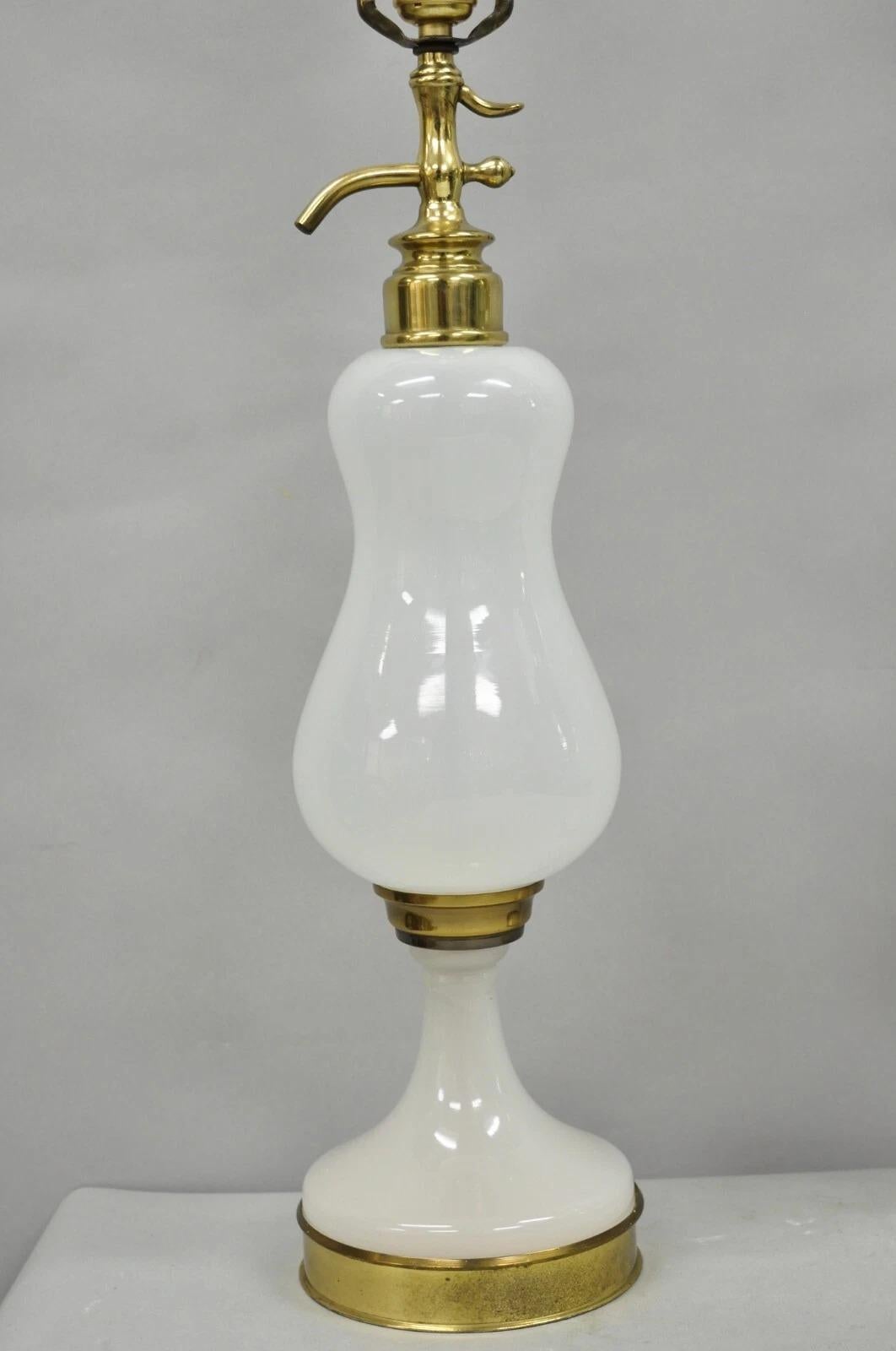 Lampade da tavolo per bottiglie di seltz in vetro lattiginoso opalino del Mid Century Modern - una coppia in vendita 3