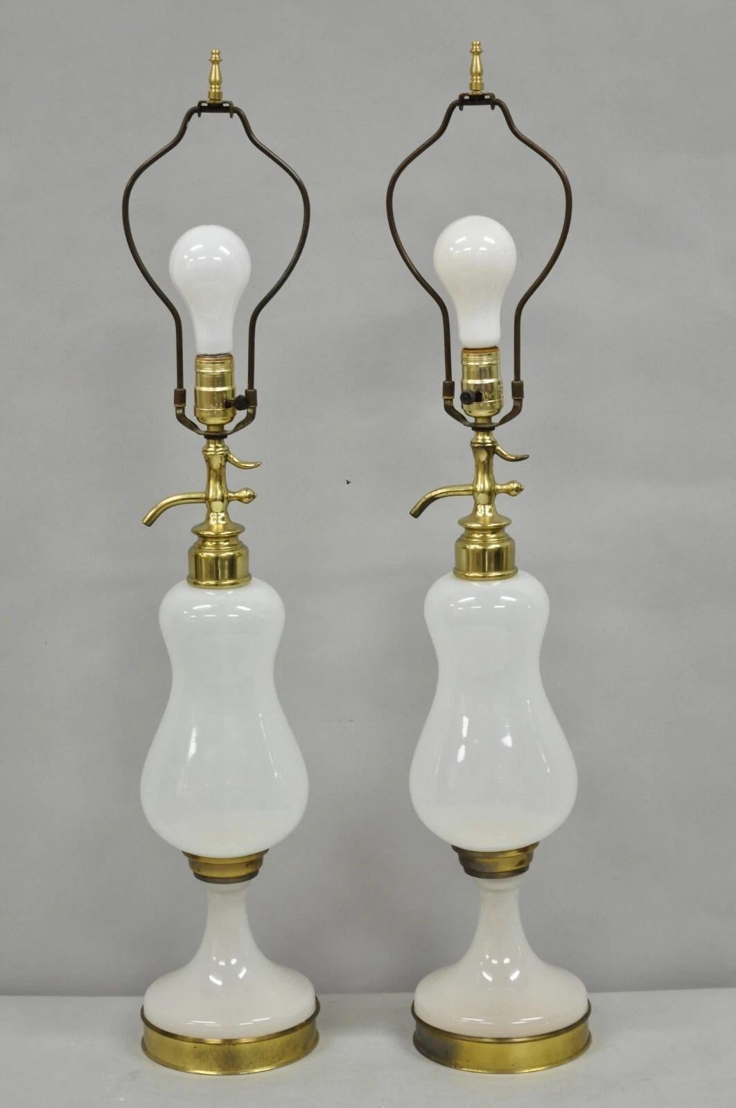 Lampade da tavolo per bottiglie di seltz in vetro lattiginoso opalino del Mid Century Modern - una coppia in vendita 4