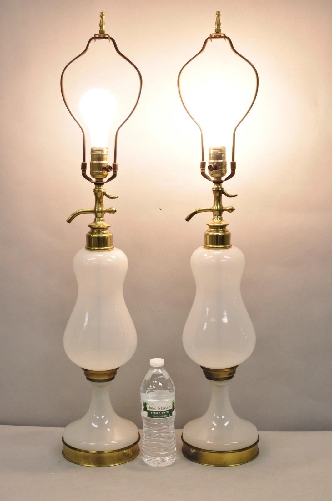 Lampade da tavolo per bottiglie di seltz in vetro opalino bianco opalino del latte, vintage Mid Century Modern - una coppia. Circa metà del XX secolo. Misure: 33