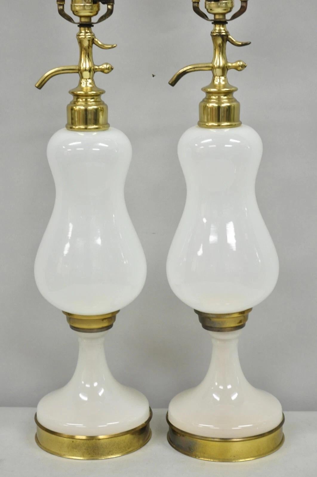 Mid-Century moderno Lampade da tavolo per bottiglie di seltz in vetro lattiginoso opalino del Mid Century Modern - una coppia in vendita