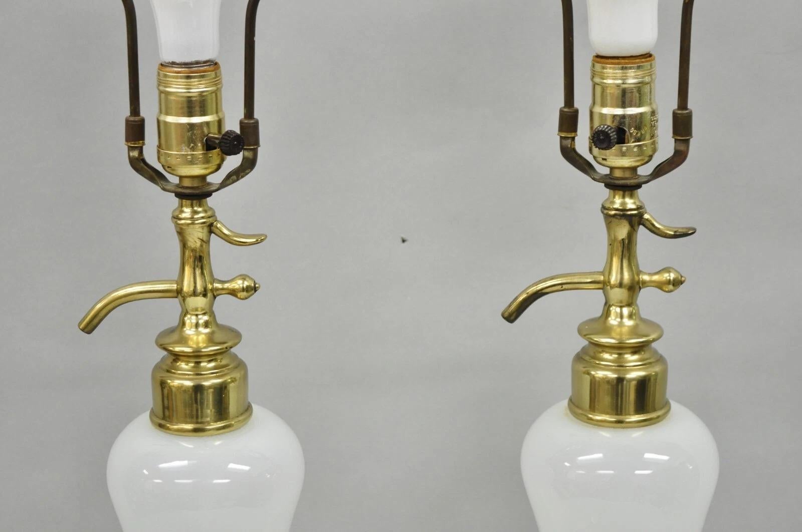 Sconosciuto Lampade da tavolo per bottiglie di seltz in vetro lattiginoso opalino del Mid Century Modern - una coppia in vendita