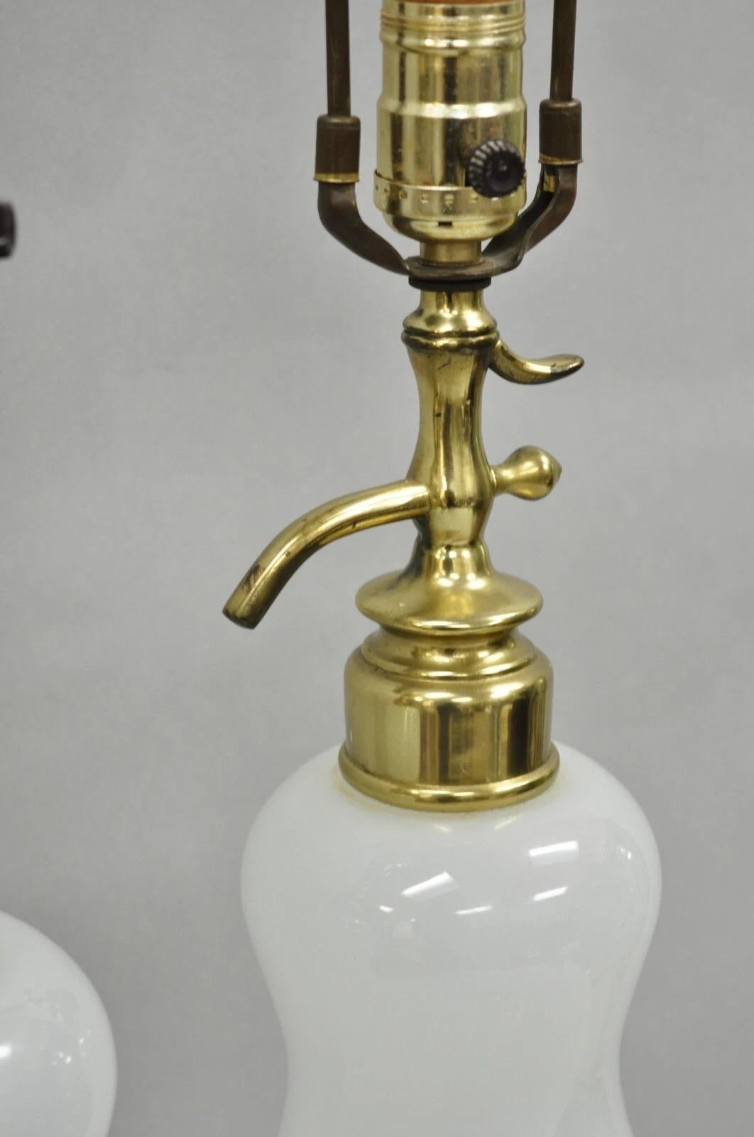 Lampade da tavolo per bottiglie di seltz in vetro lattiginoso opalino del Mid Century Modern - una coppia In condizioni buone in vendita a Philadelphia, PA