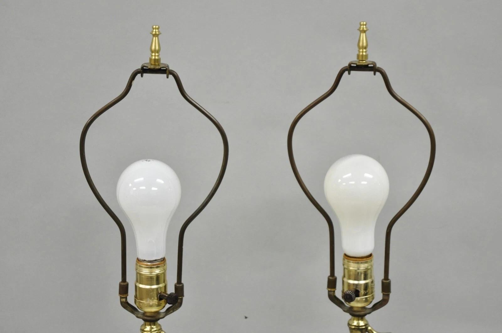 XX secolo Lampade da tavolo per bottiglie di seltz in vetro lattiginoso opalino del Mid Century Modern - una coppia in vendita