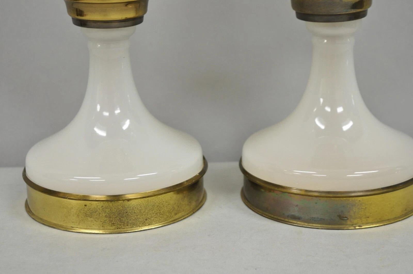 Lampade da tavolo per bottiglie di seltz in vetro lattiginoso opalino del Mid Century Modern - una coppia in vendita 1