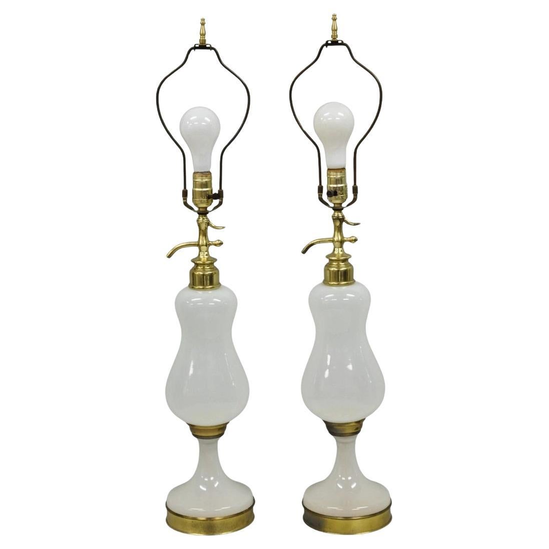 Lampade da tavolo per bottiglie di seltz in vetro lattiginoso opalino del Mid Century Modern - una coppia in vendita