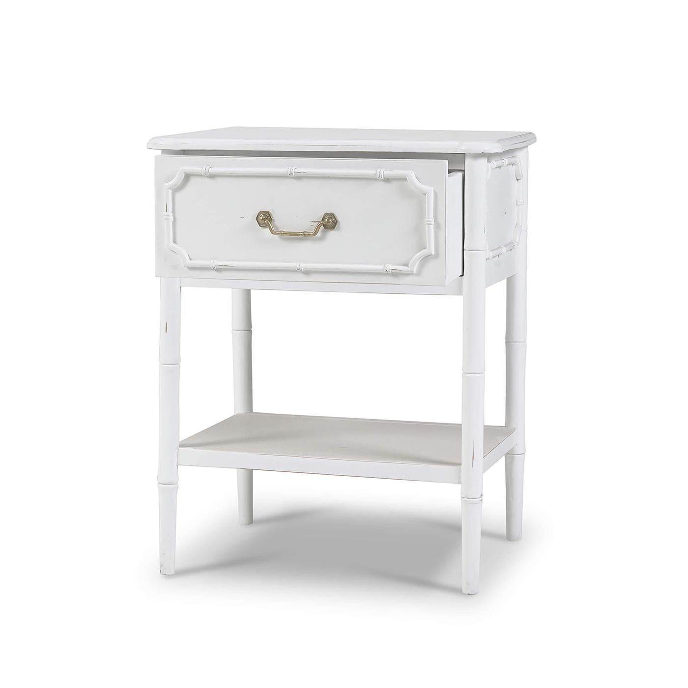 Influencée par la période Regency anglaise, cette pièce exquise présente une finition architecturale peinte en blanc, élégante et légèrement vieillie, qui illumine sans effort n'importe quelle pièce. Son élégant Design/One en faux bambou apporte une