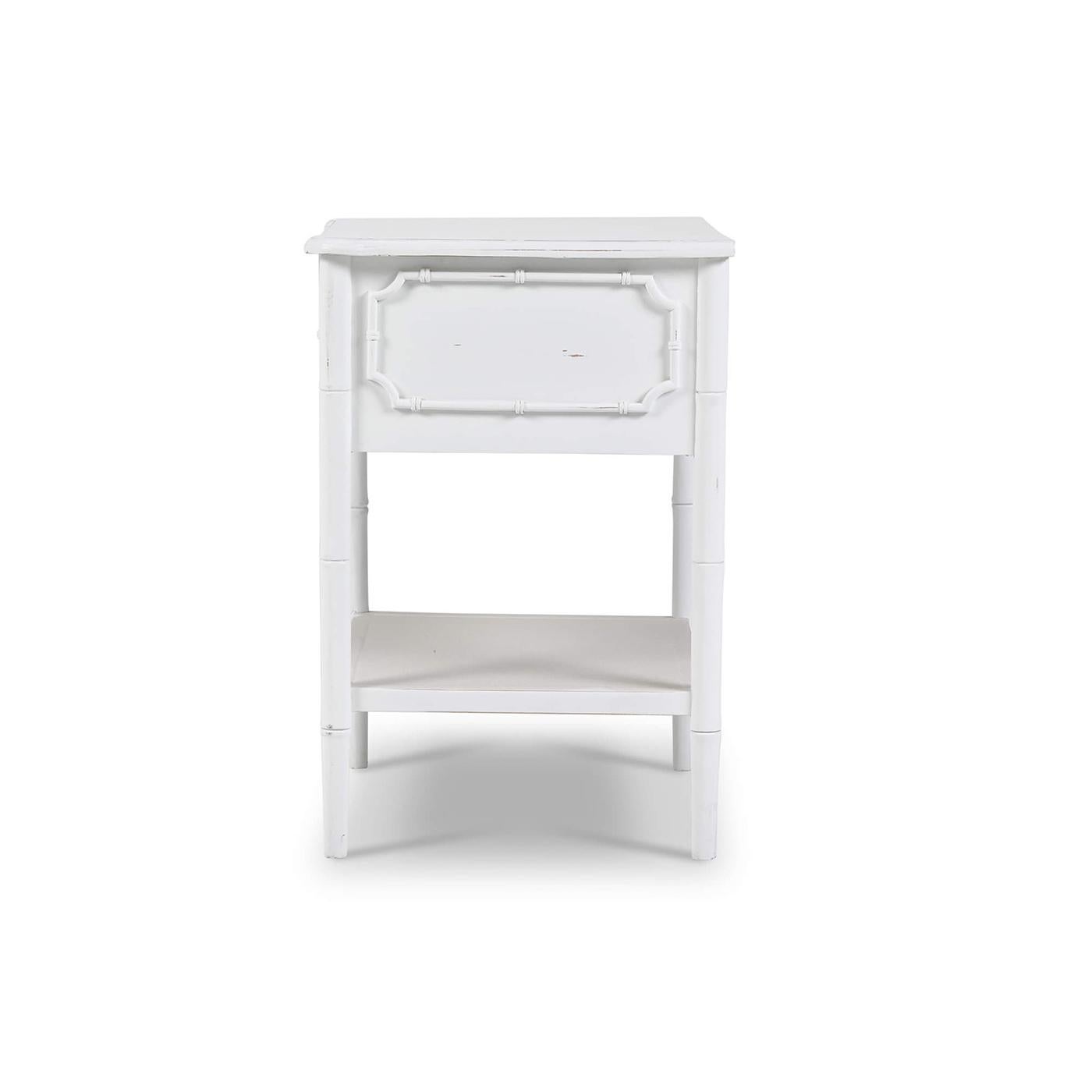 Mid-Century Modern Table d'extrémité peinte en blanc mi-siècle moderne en vente