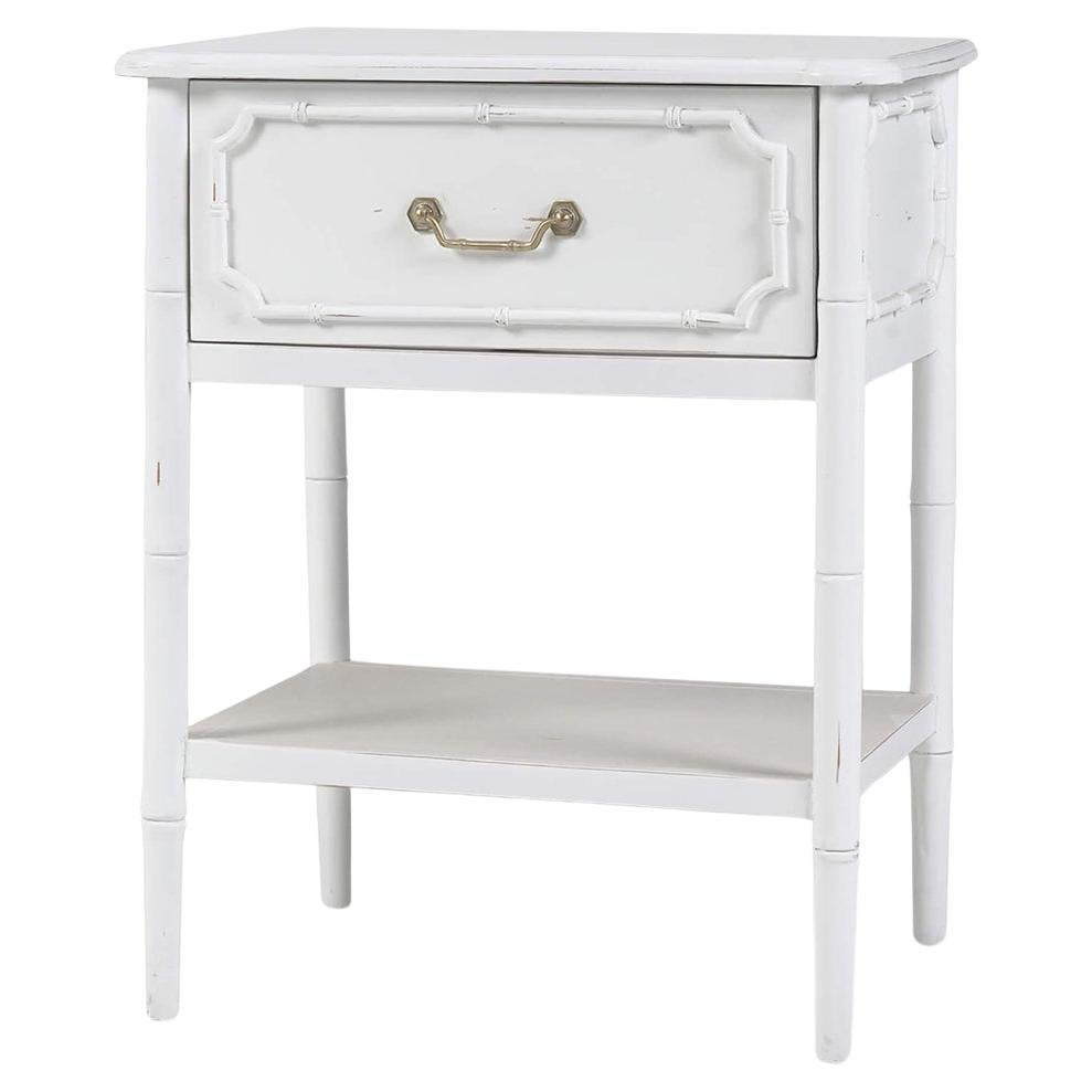 Mid Century Modern Weiß lackiert End Table