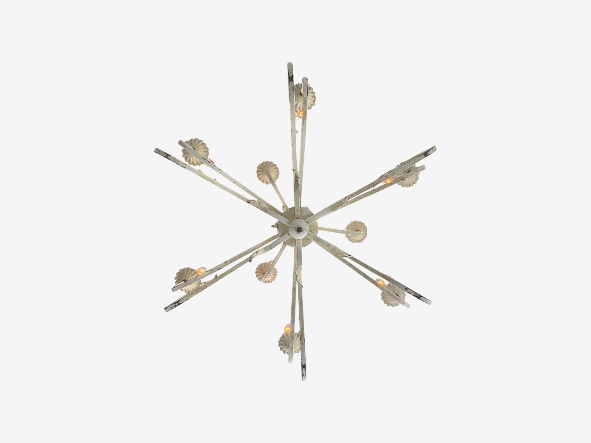 Moderna de mediados de siglo, hierro pintado de blanco, gran lámpara de araña, EE.UU., años 60 en venta 4