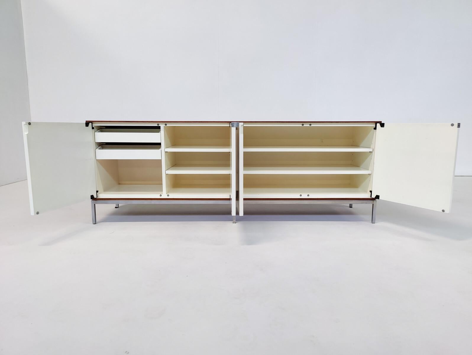 Italian Mid-Century Modern White Sideboard by Florence Knoll, Wood and Metal, 1960s