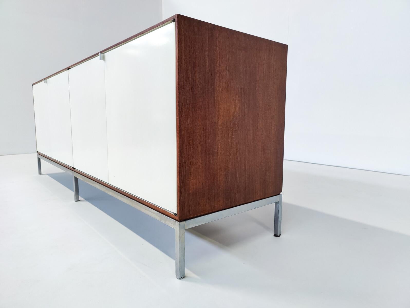 Mid-Century Modern White Sideboard by Florence Knoll, Wood and Metal, 1960s In Good Condition In Brussels, BE