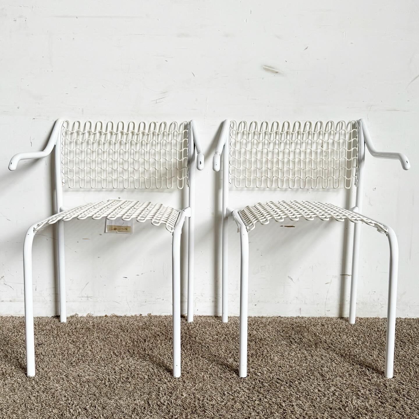 Les chaises de salle à manger blanches Sof-Tech de David Rowland pour Thonet, qui datent du milieu du siècle dernier, allient un design épuré à un confort ergonomique. Whiting, avec une finition blanche minimaliste et la technologie innovante