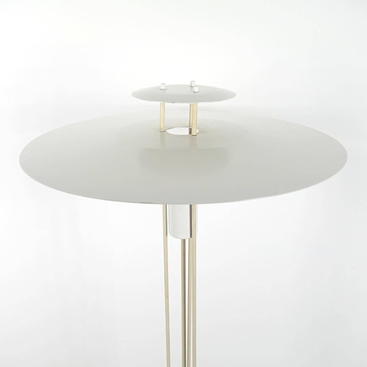 Mid-Century Modern White Steel Floor Lamp by Danish Maker Frandsen In Good Condition For Sale In Doornspijk, NL