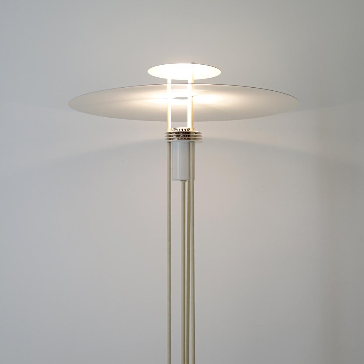 Acciaio Lampada da terra moderna di metà secolo in acciaio bianco del produttore danese Frandsen in vendita