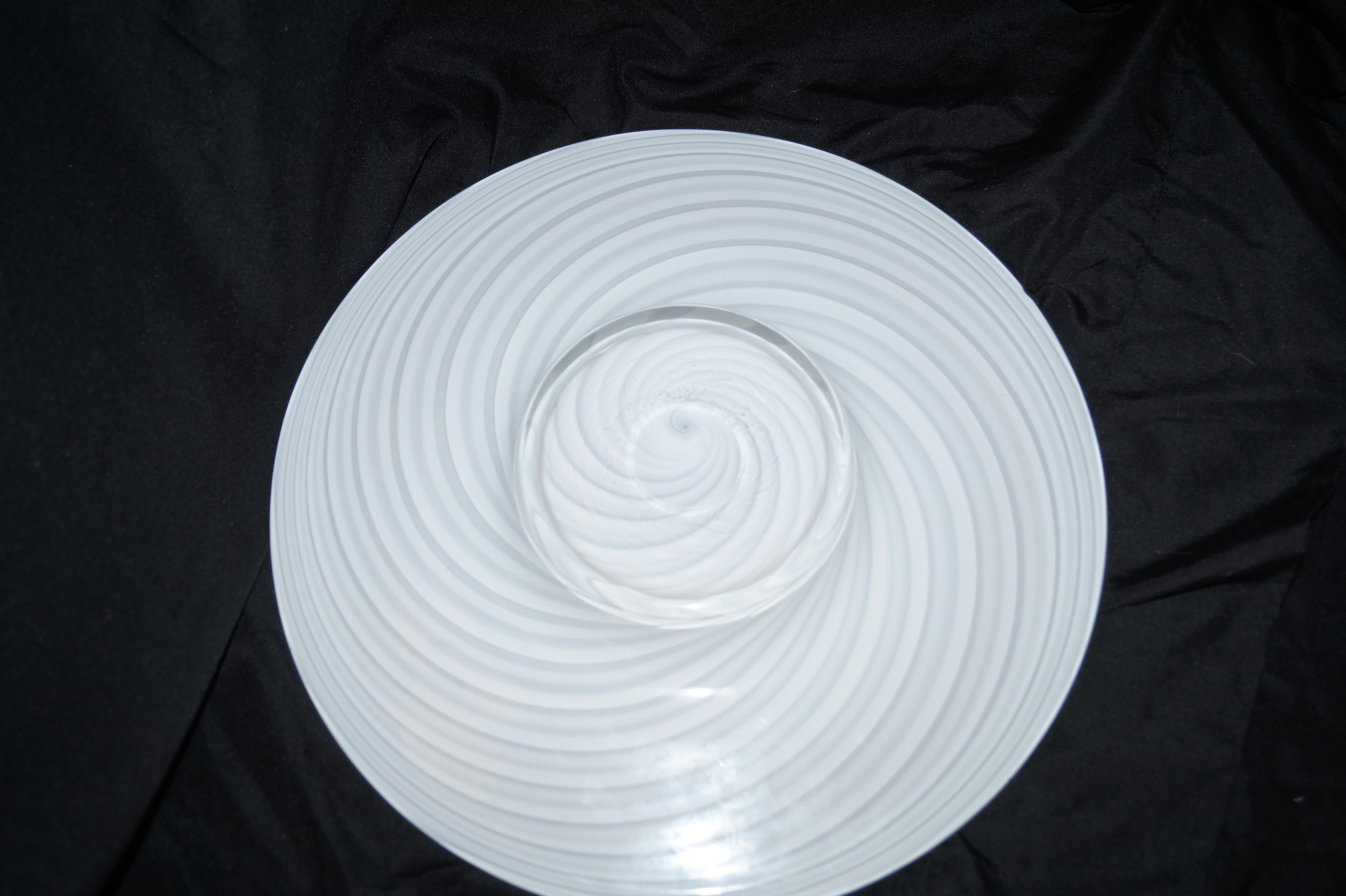 Plato centro de mesa de cristal de Murano Vetri blanco con remolino moderno de mediados de siglo en venta 3