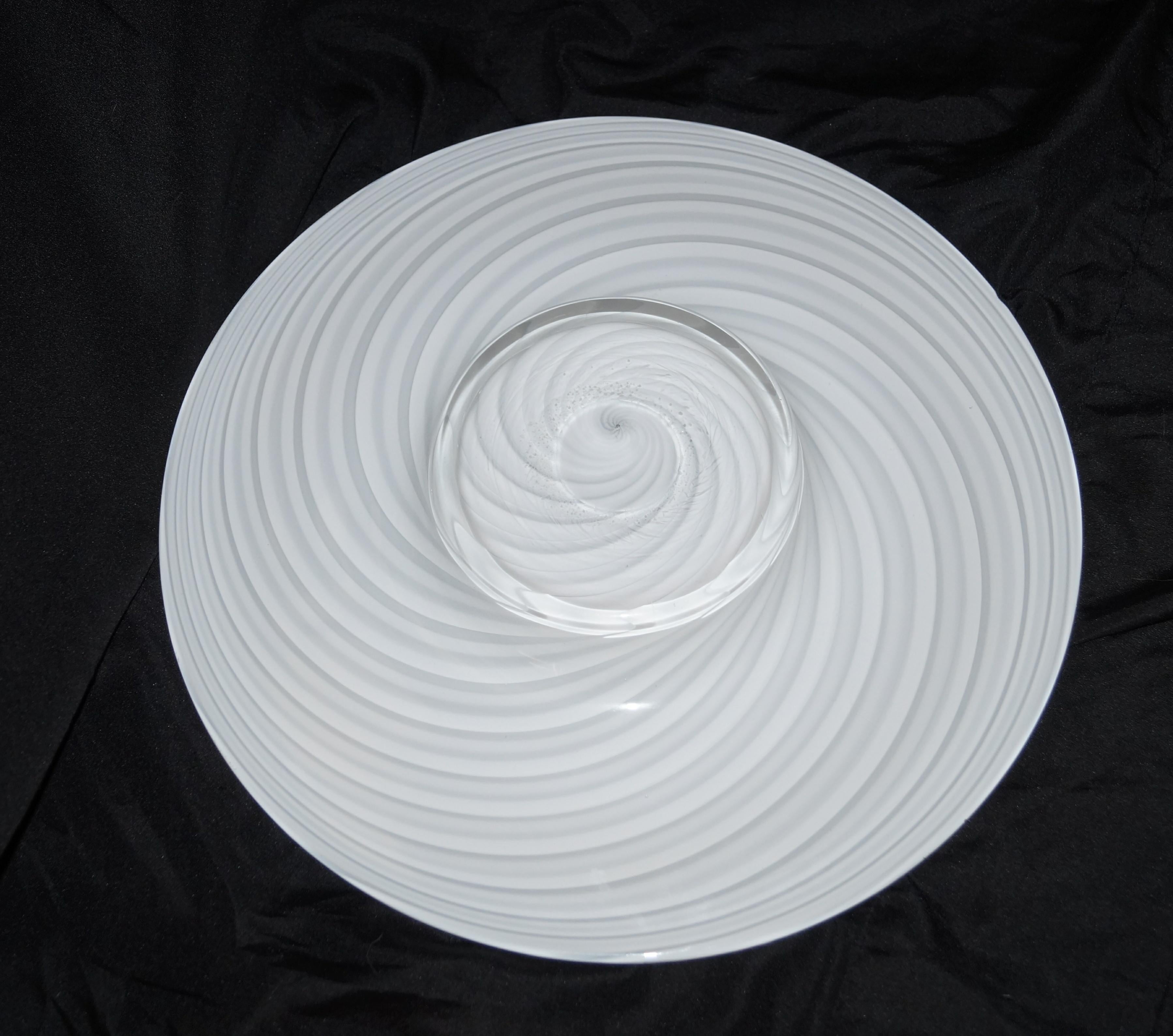 Plato centro de mesa de cristal de Murano Vetri blanco con remolino moderno de mediados de siglo en venta 4