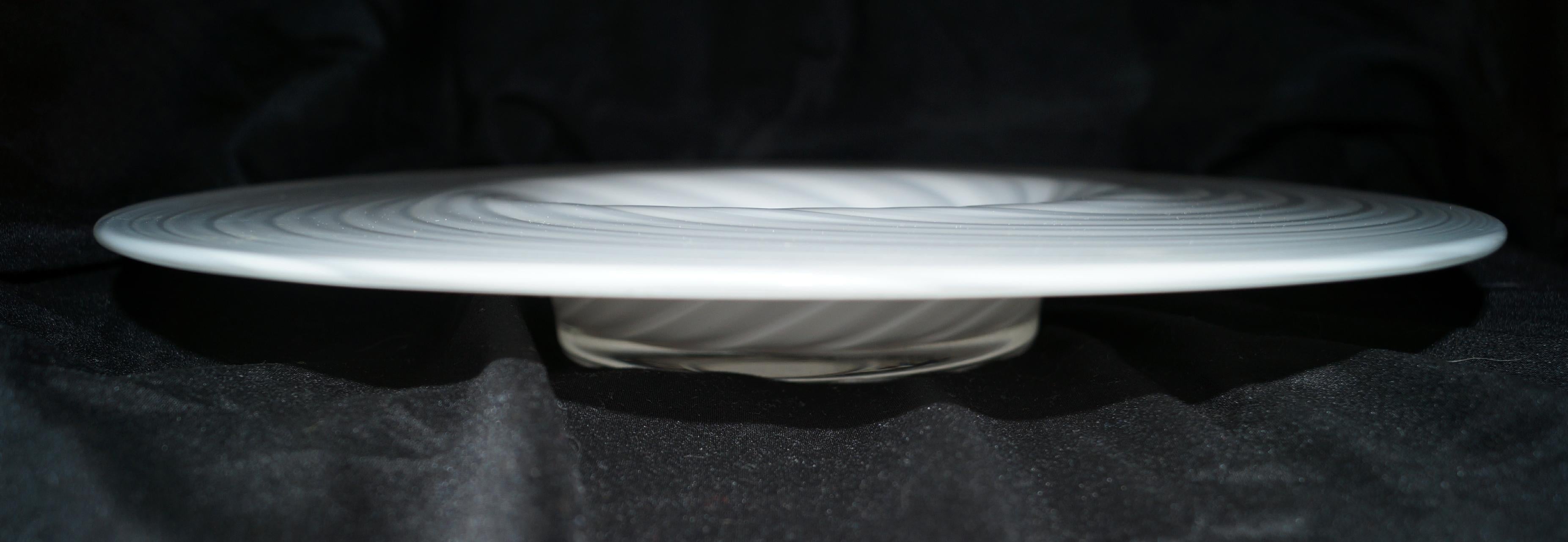 Plato centro de mesa de cristal de Murano Vetri blanco con remolino moderno de mediados de siglo en venta 5
