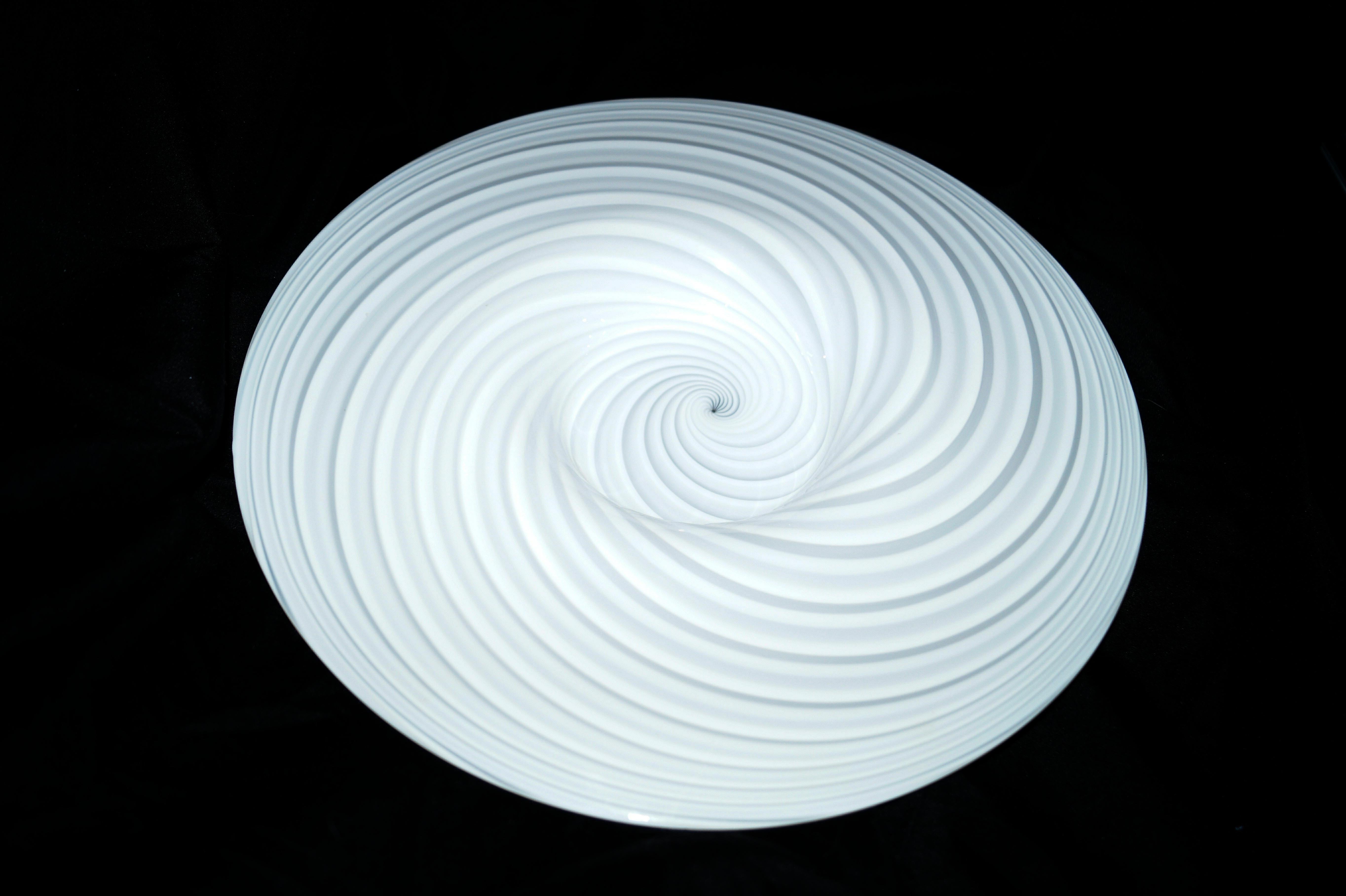 Plato centro de mesa de cristal de Murano Vetri blanco con remolino moderno de mediados de siglo en venta 6
