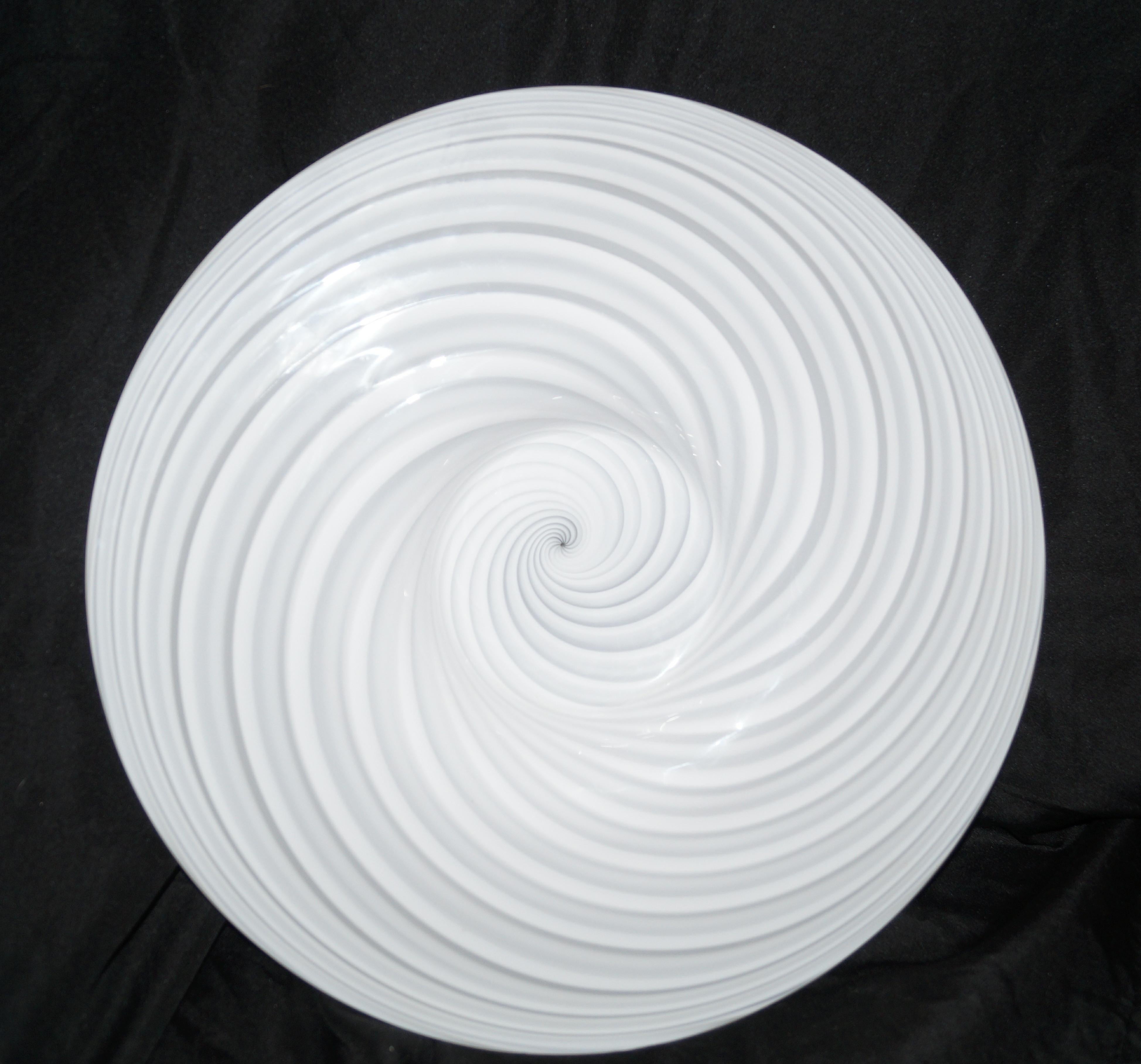 Plato centro de mesa de cristal de Murano Vetri blanco con remolino moderno de mediados de siglo en venta 7