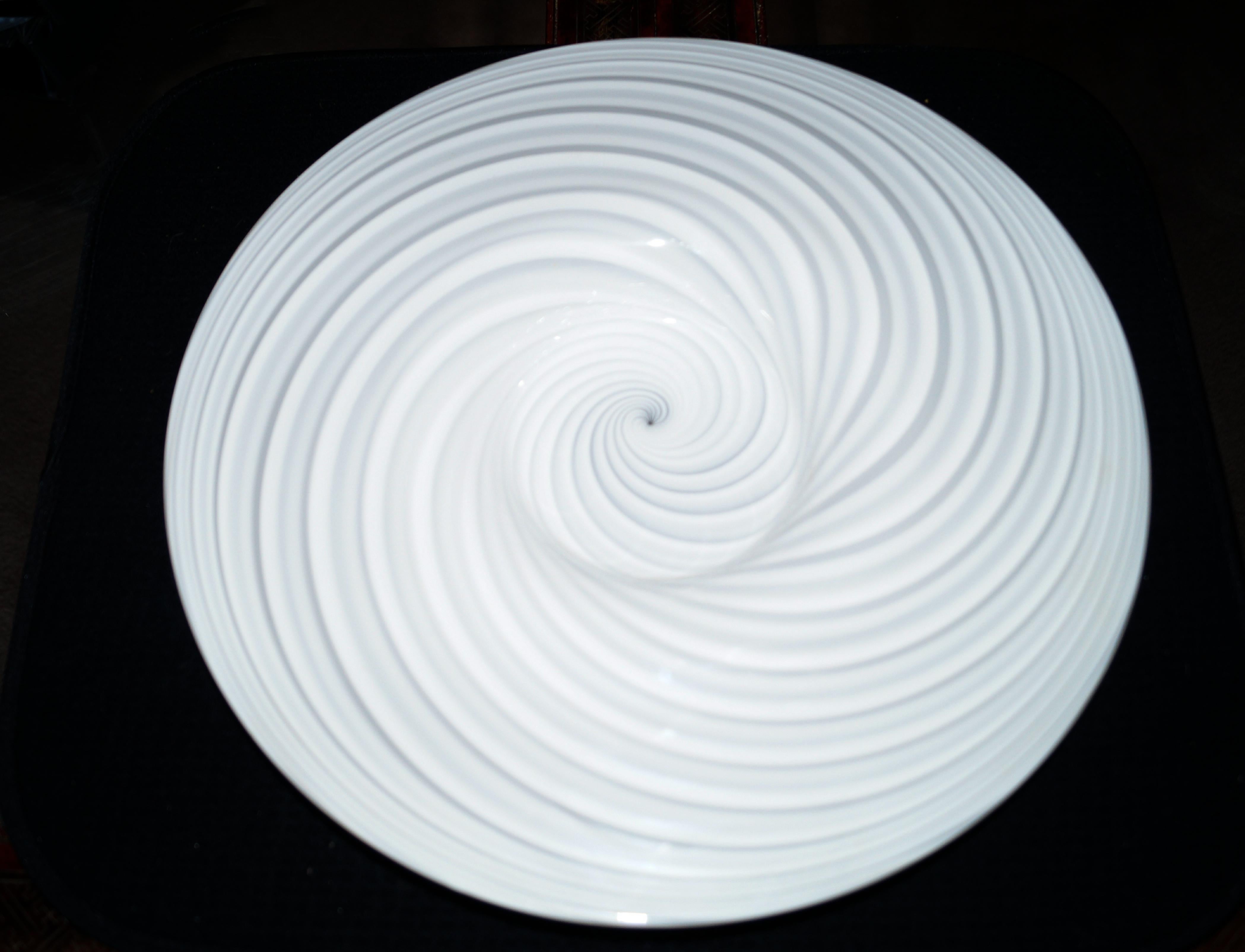 Mediados de siglo moderno blanco remolino Vetri Murano Art Glass Centerpiece Bowl Platter . Las fotos tienen rayas de deslumbramiento. Se tomaron con distinta iluminación para mostrar los detalles, por lo que algunas parecerán más oscuras que otras.