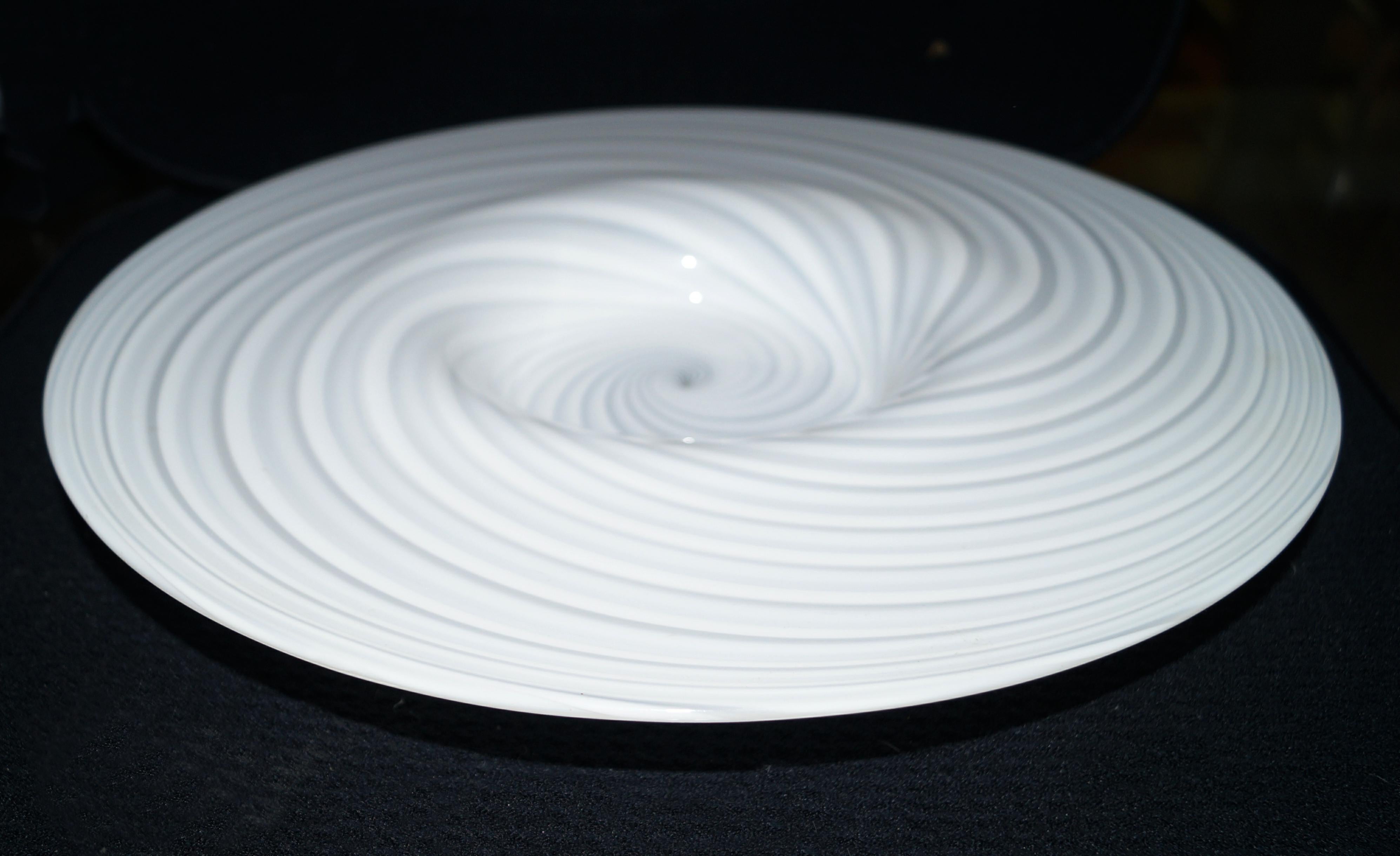 Plato centro de mesa de cristal de Murano Vetri blanco con remolino moderno de mediados de siglo Moderno de mediados de siglo en venta