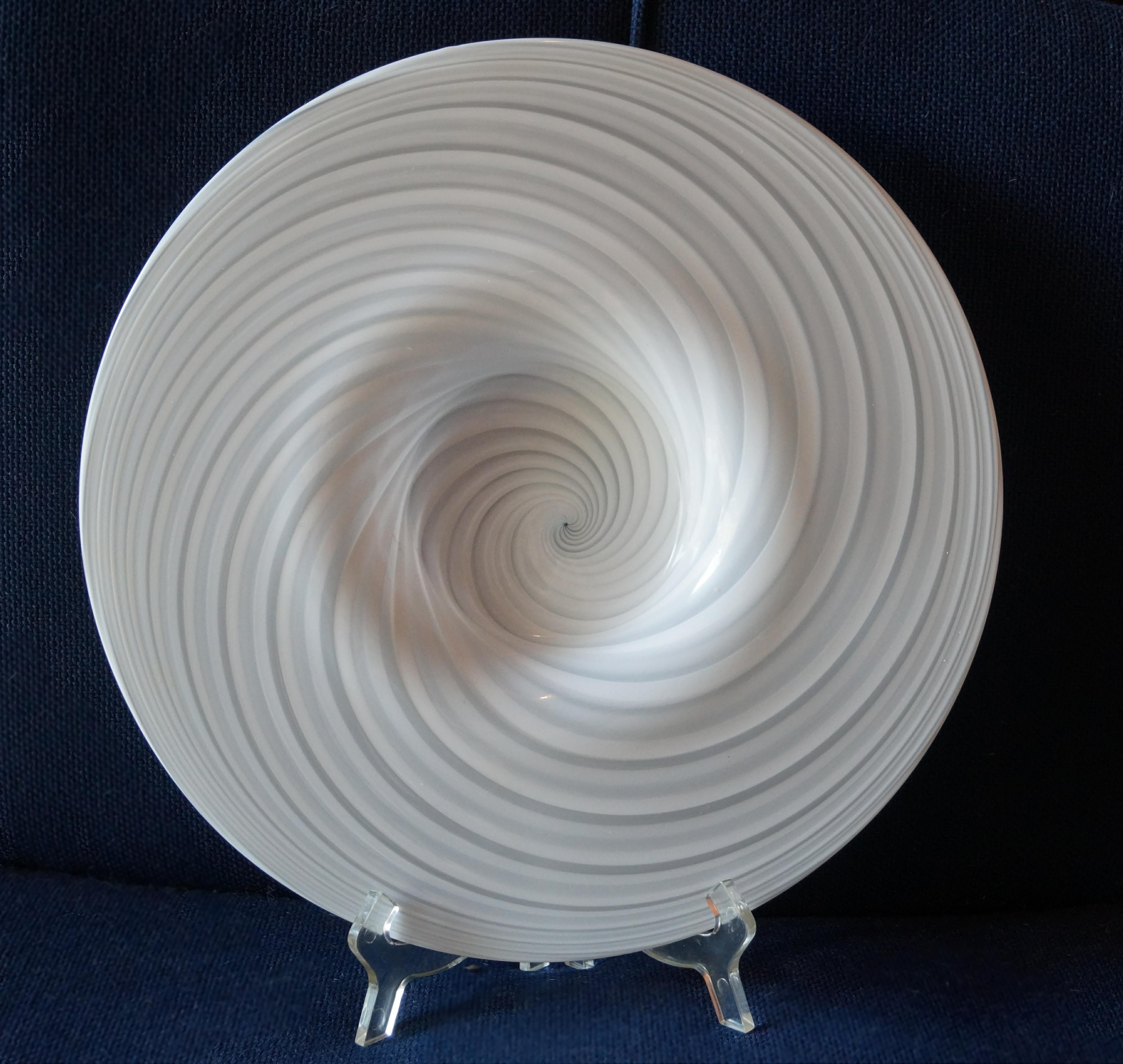 Plato centro de mesa de cristal de Murano Vetri blanco con remolino moderno de mediados de siglo Italiano en venta