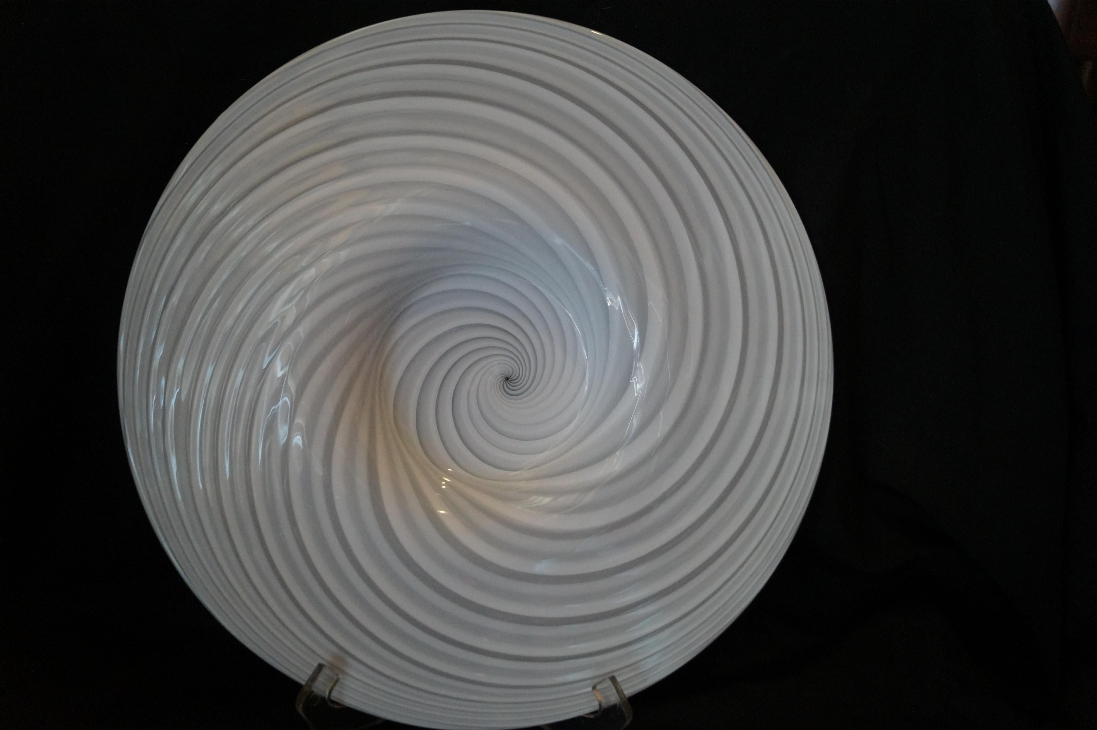 Plato centro de mesa de cristal de Murano Vetri blanco con remolino moderno de mediados de siglo en Bueno estado para la venta en Wayne, NJ