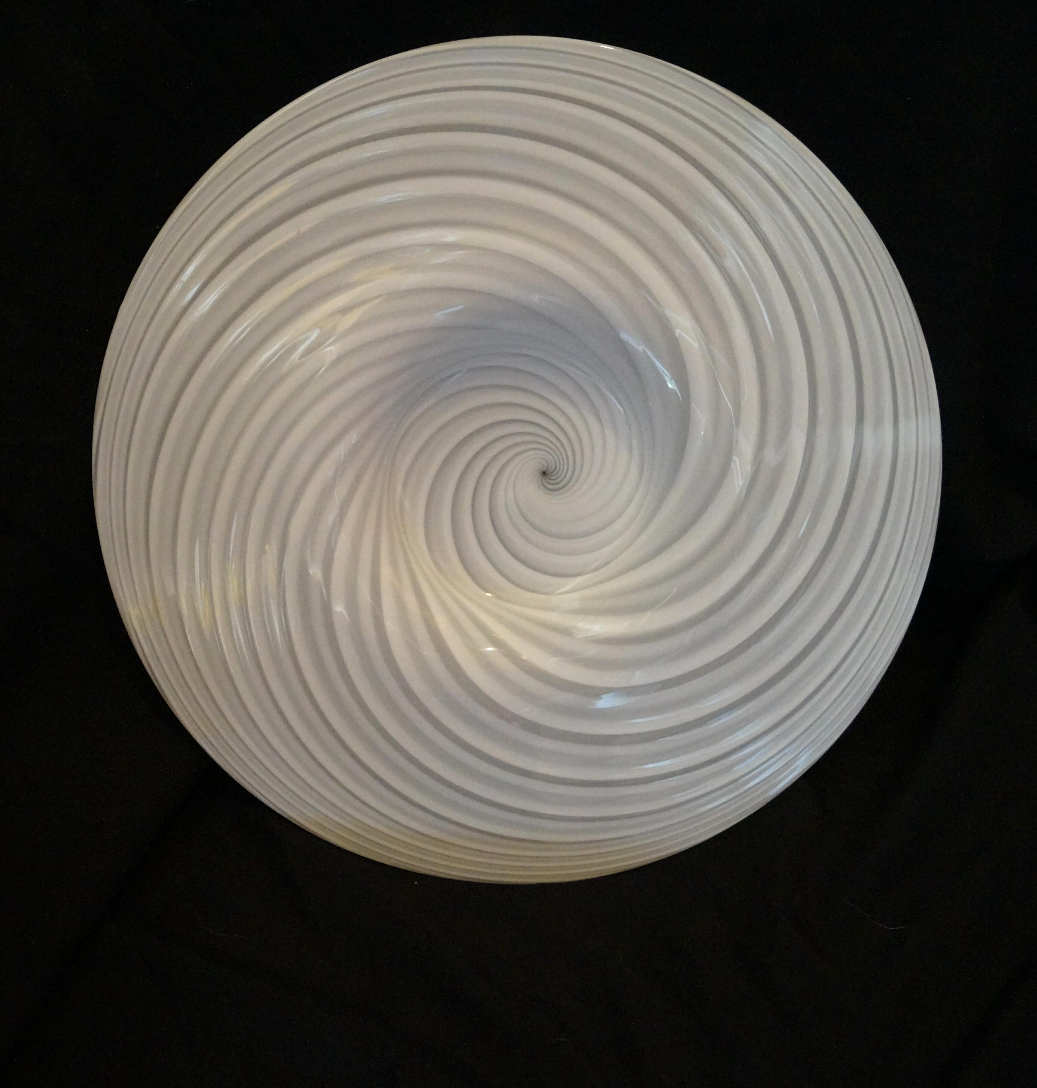 Plato centro de mesa de cristal de Murano Vetri blanco con remolino moderno de mediados de siglo finales del siglo XX en venta