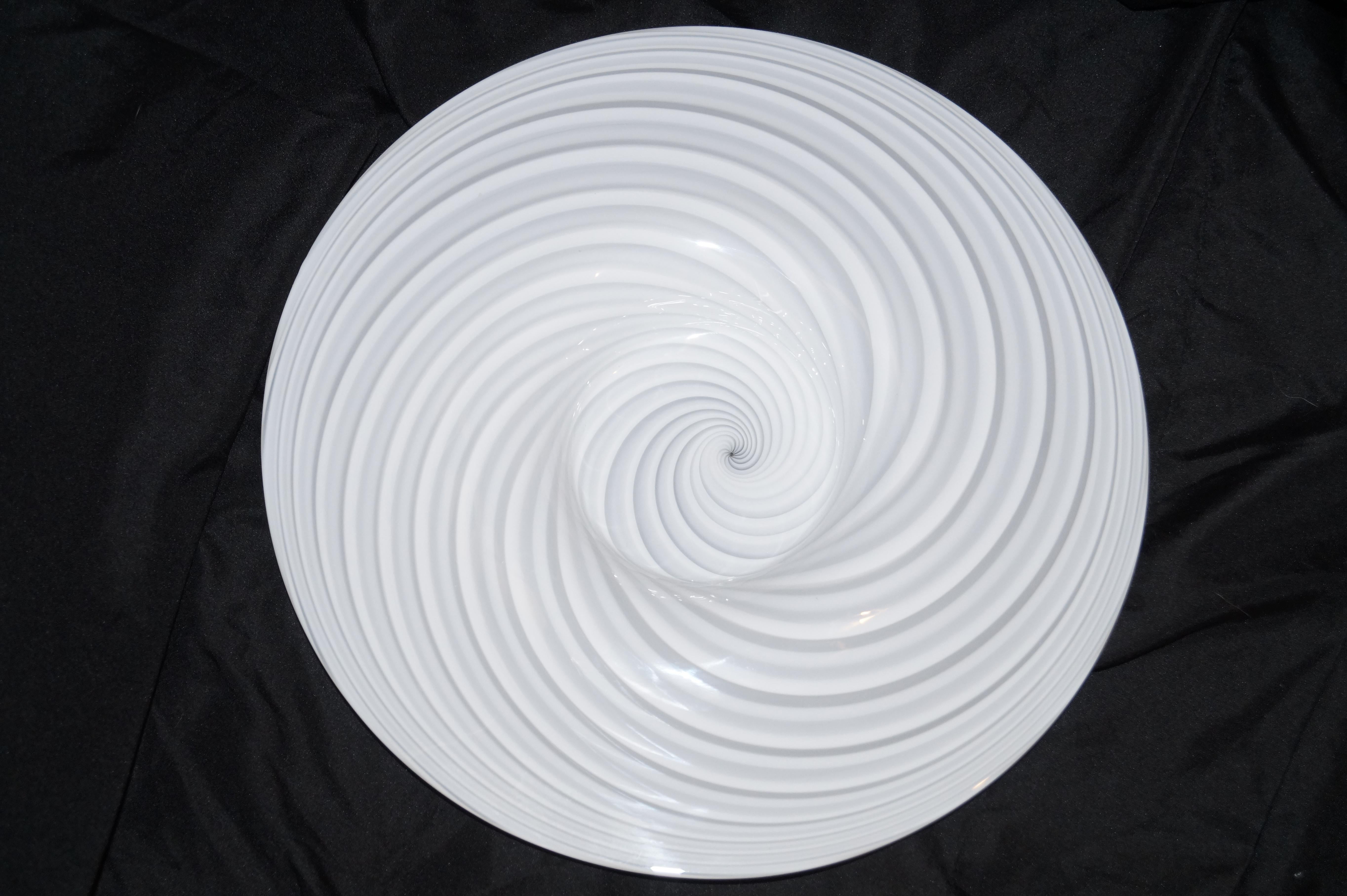 Plato centro de mesa de cristal de Murano Vetri blanco con remolino moderno de mediados de siglo Vidrio en venta