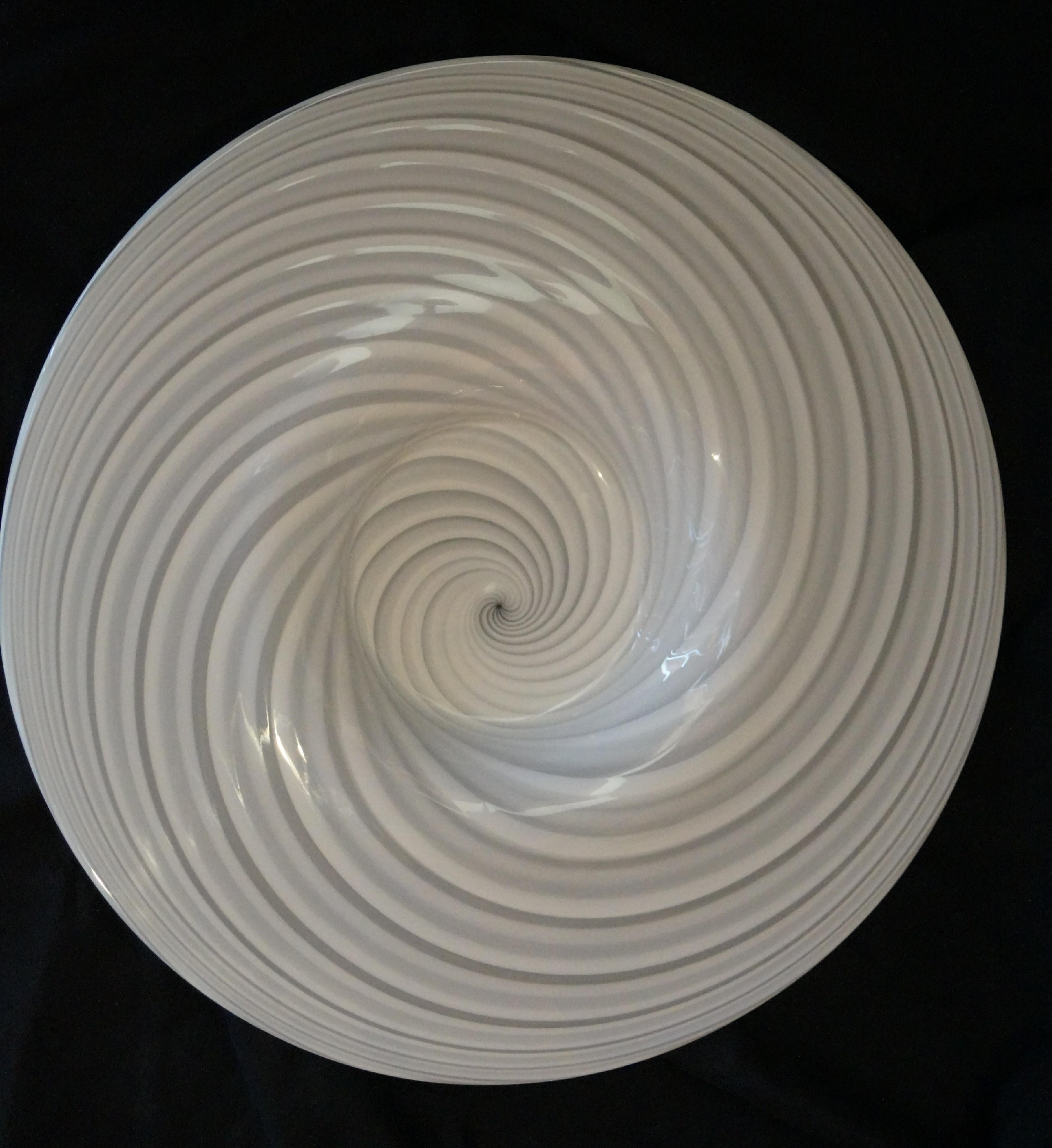 Plato centro de mesa de cristal de Murano Vetri blanco con remolino moderno de mediados de siglo en venta 1