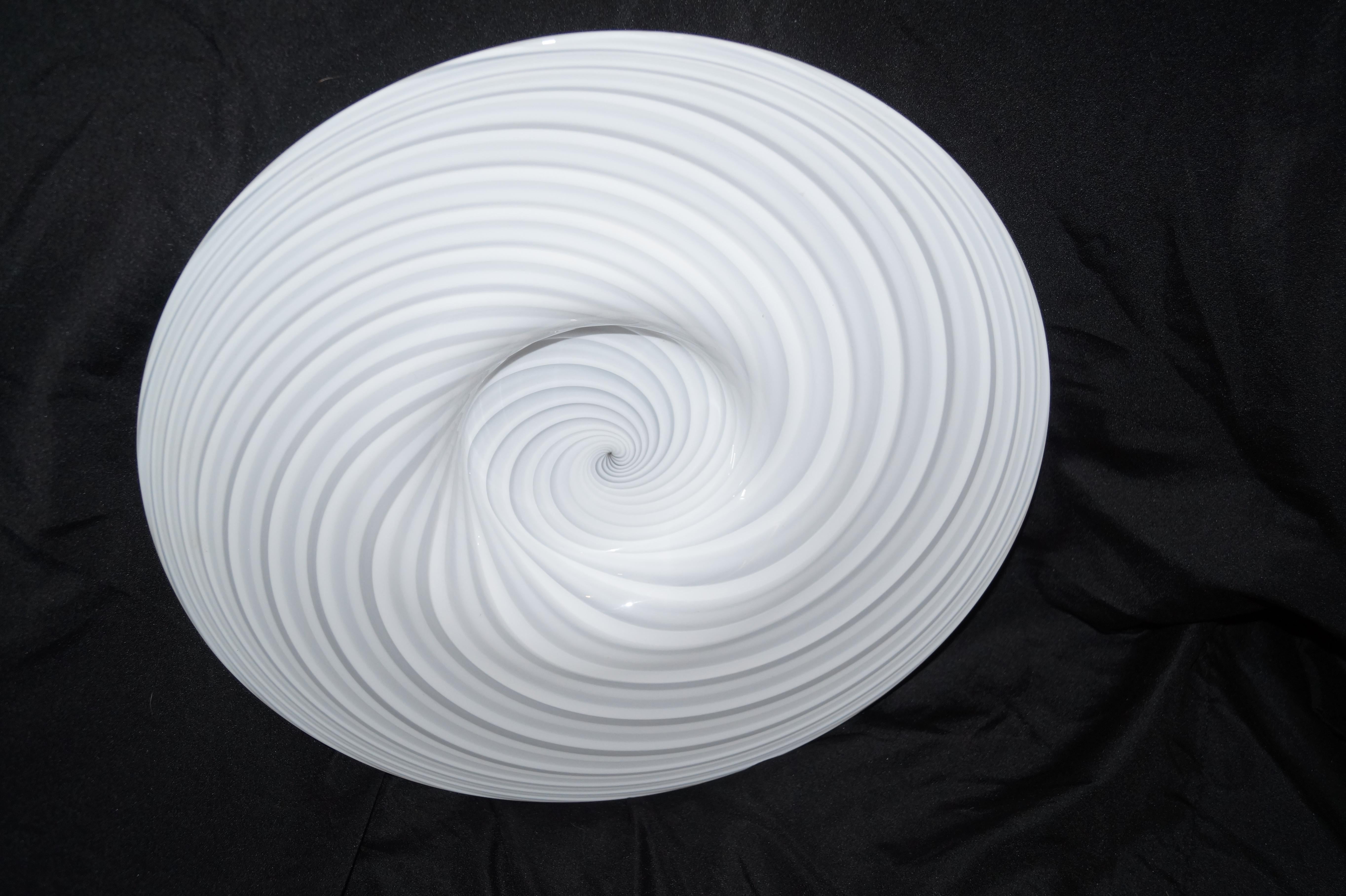 Plato centro de mesa de cristal de Murano Vetri blanco con remolino moderno de mediados de siglo en venta 2