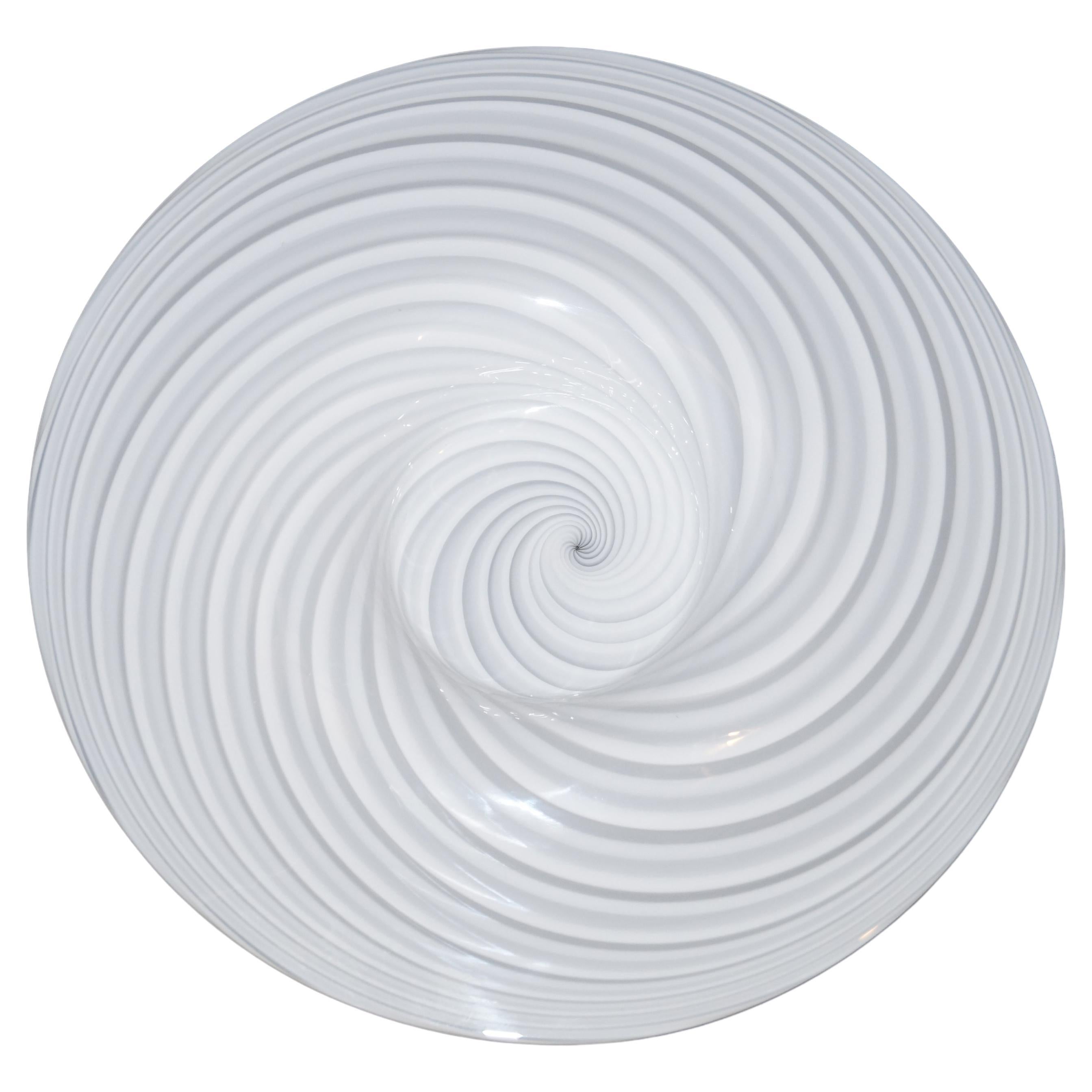Plato centro de mesa de cristal de Murano Vetri blanco con remolino moderno de mediados de siglo en venta
