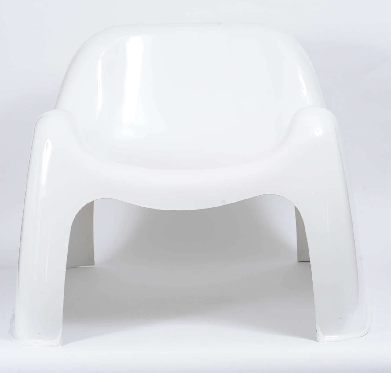 The Toga chair was designed in 1968 by Sergio Mazza for Artemide.
With its flowing shape this chair is like an organic sculpture.
The fiberglass was cast into one piece.
The Toga chair even starred on TV : in the show Space 1999.
  