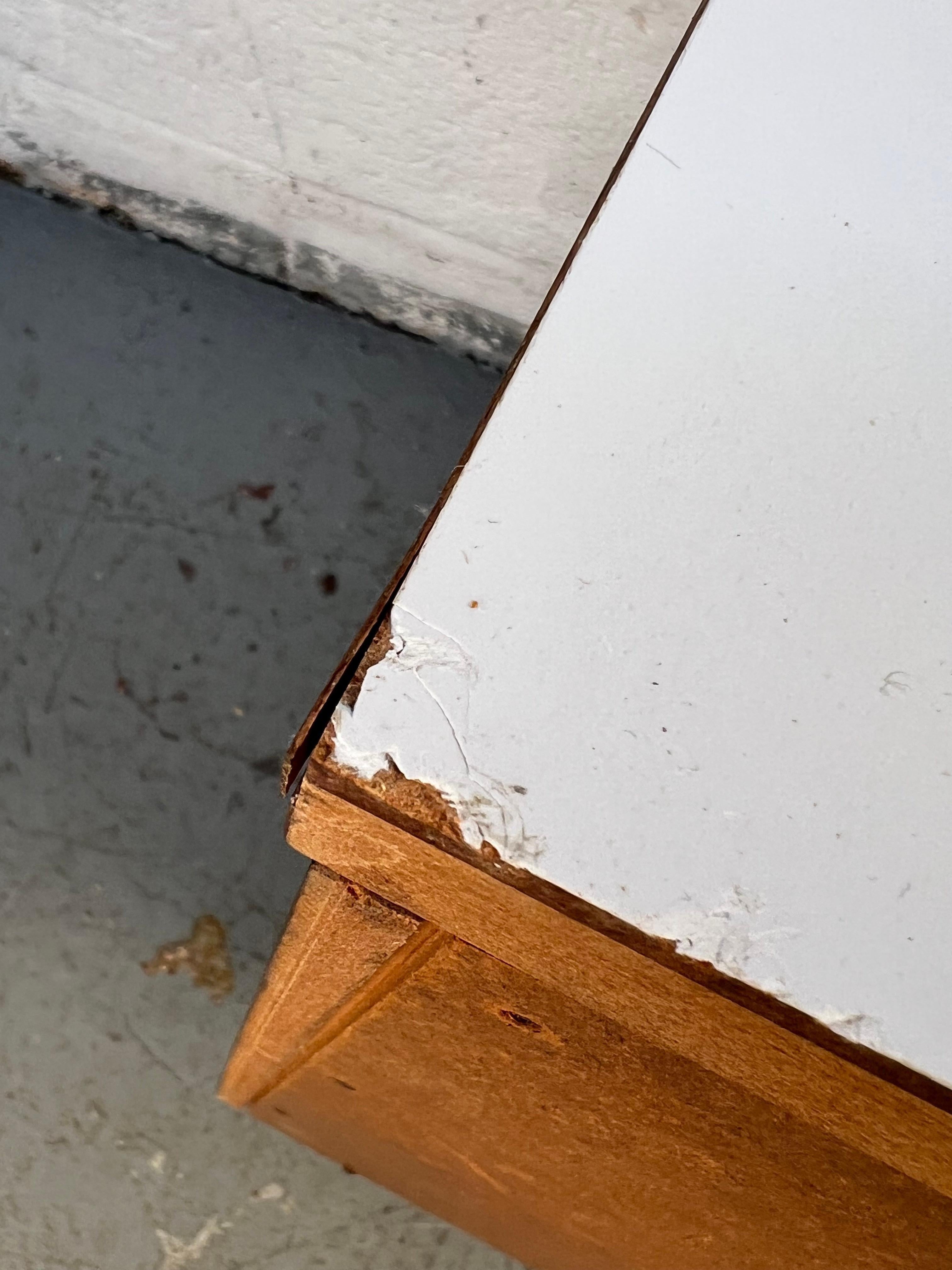 Table de nuit à plateau blanc moderne de style Whiting en vente 3