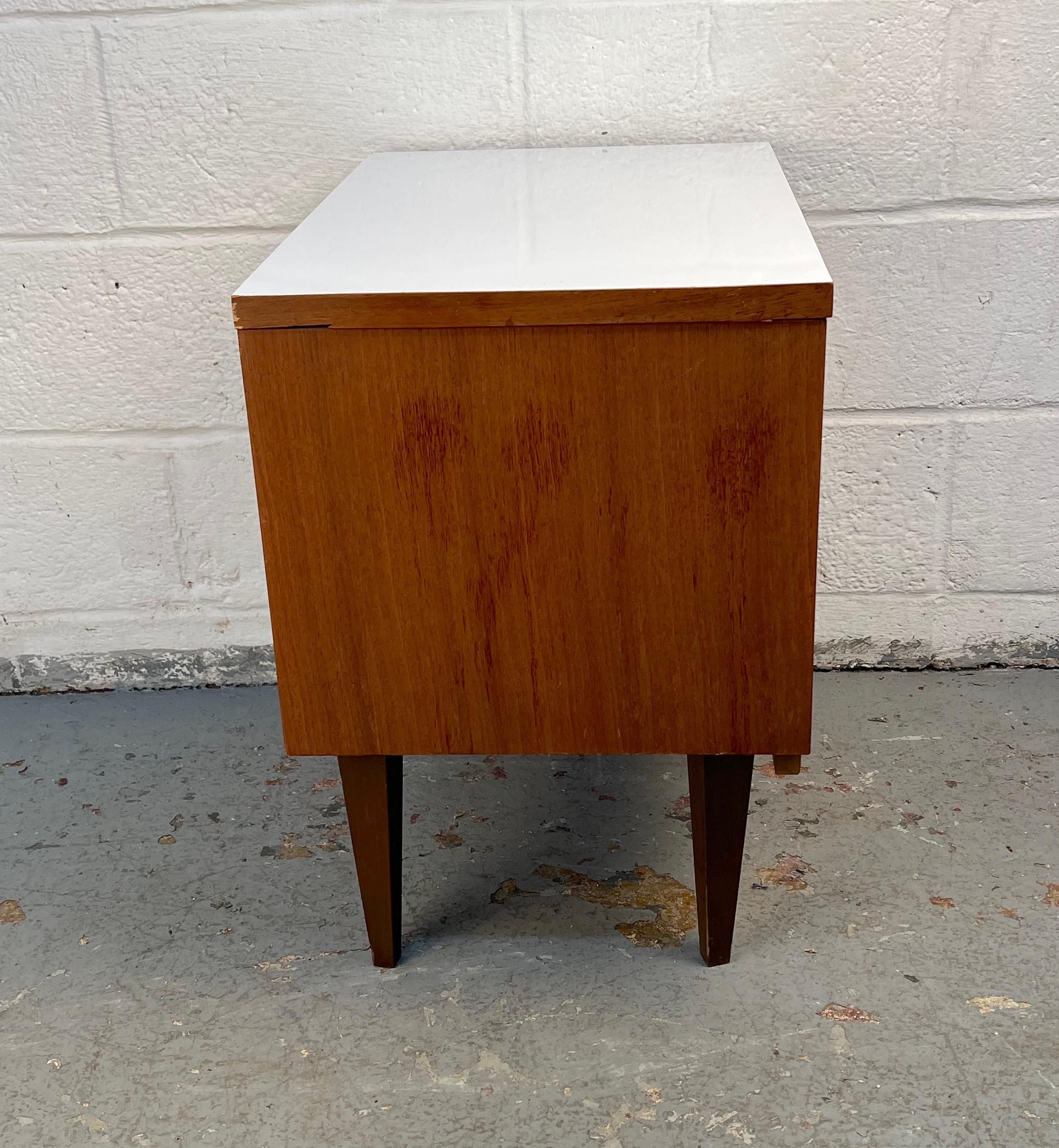 Table de nuit à plateau blanc moderne de style Whiting en vente 4