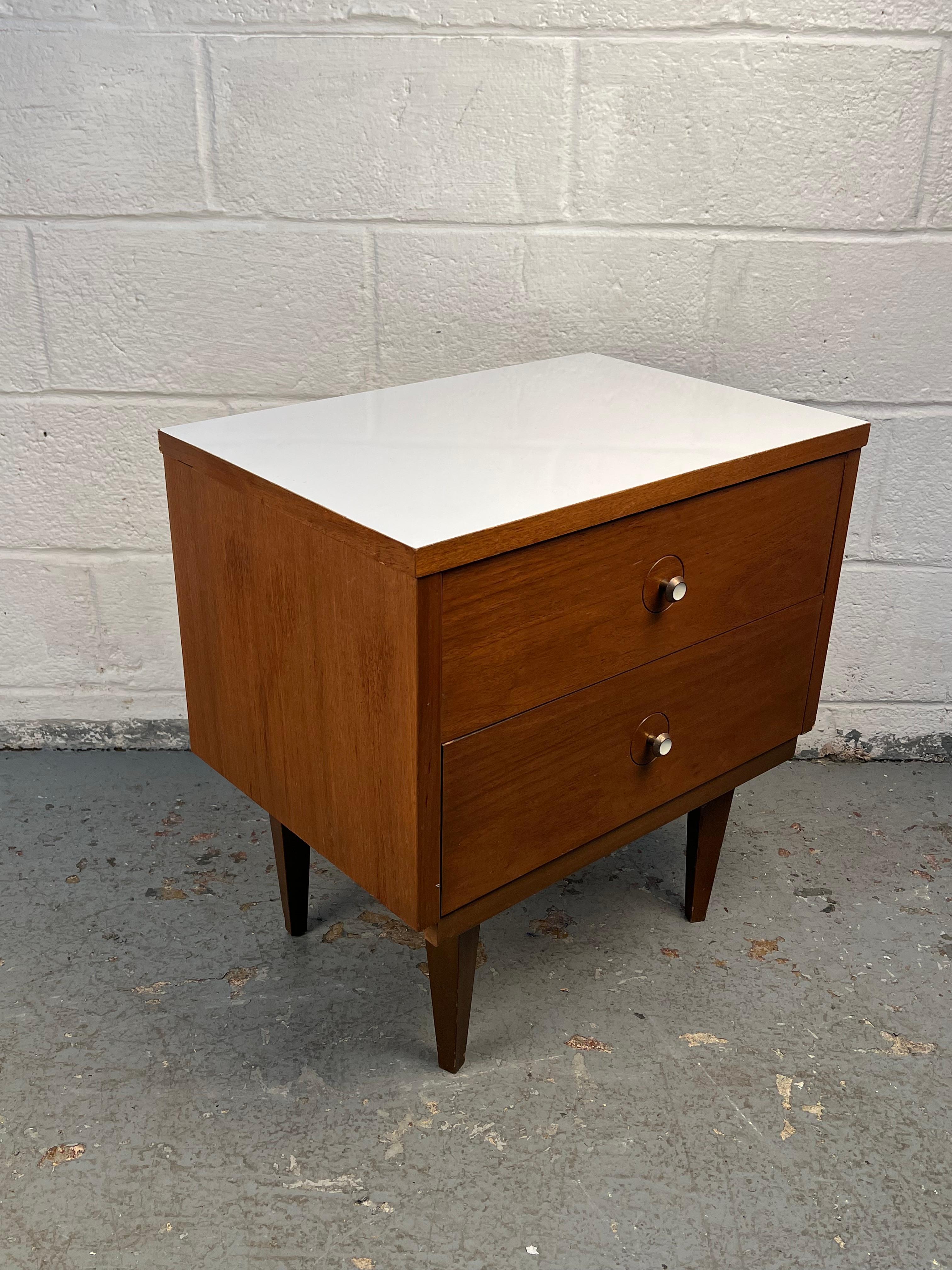 Mid-Century Modern Table de nuit à plateau blanc moderne de style Whiting en vente