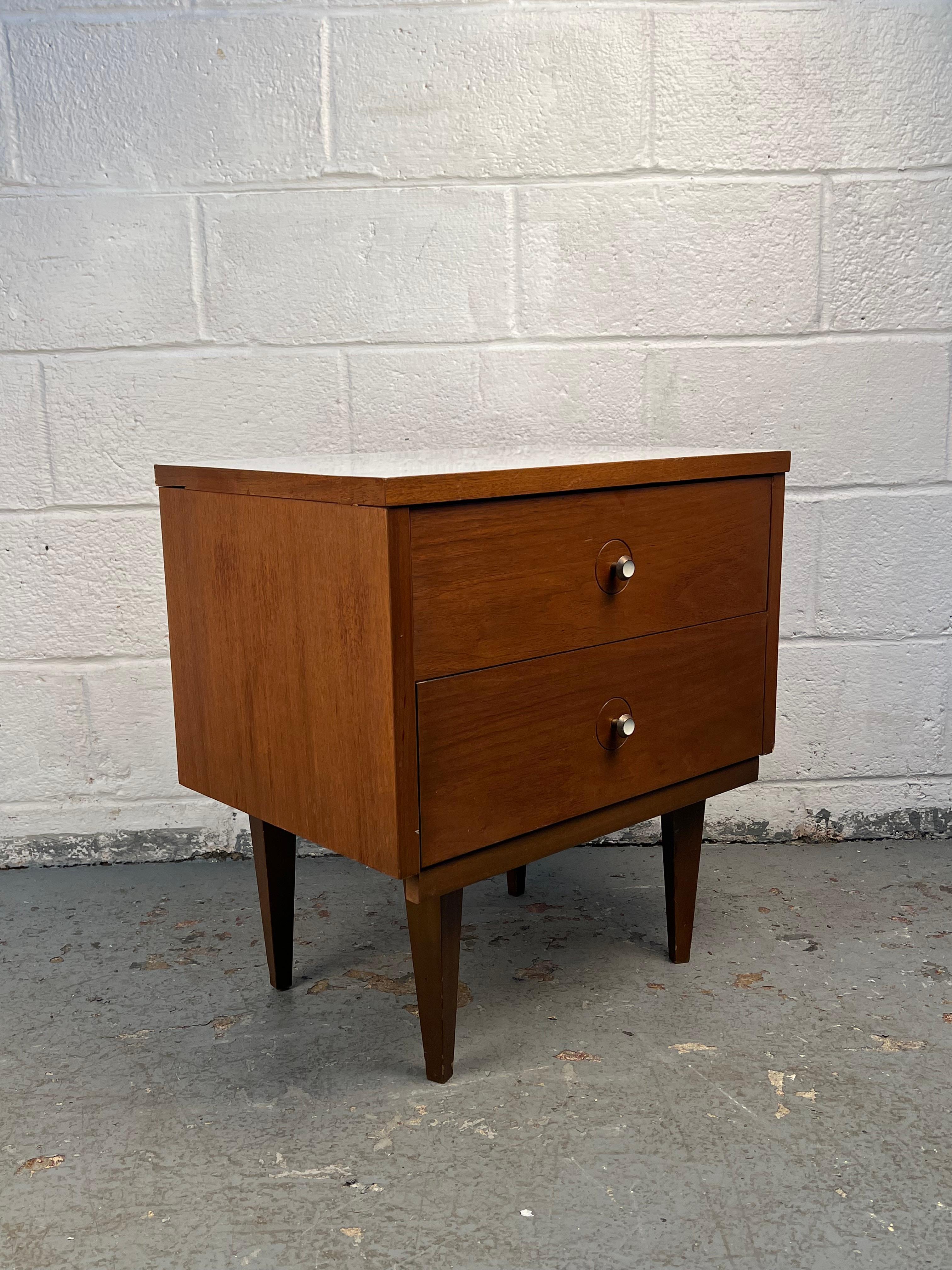 Inconnu Table de nuit à plateau blanc moderne de style Whiting en vente