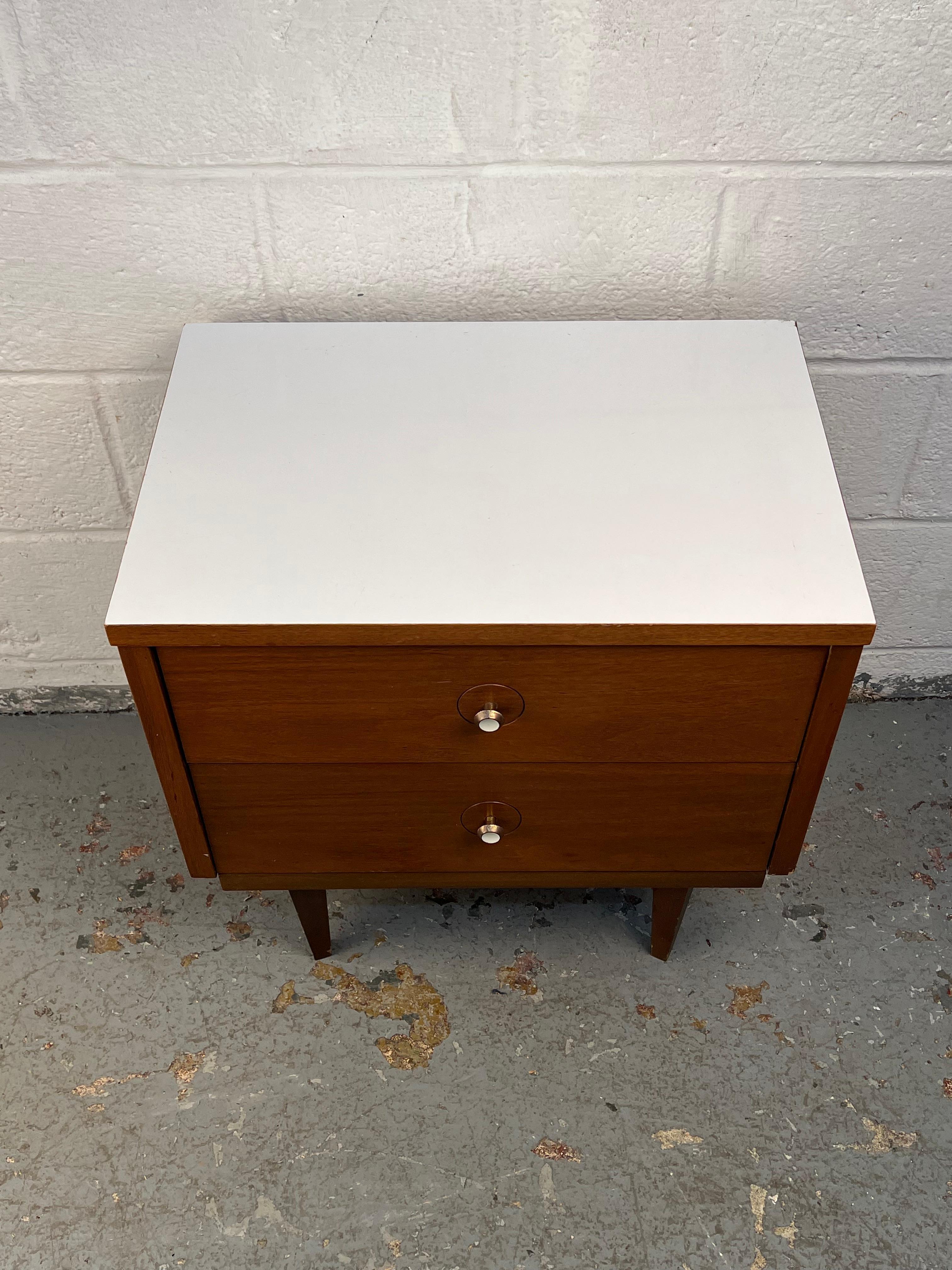 Table de nuit à plateau blanc moderne de style Whiting Bon état - En vente à Brooklyn, NY