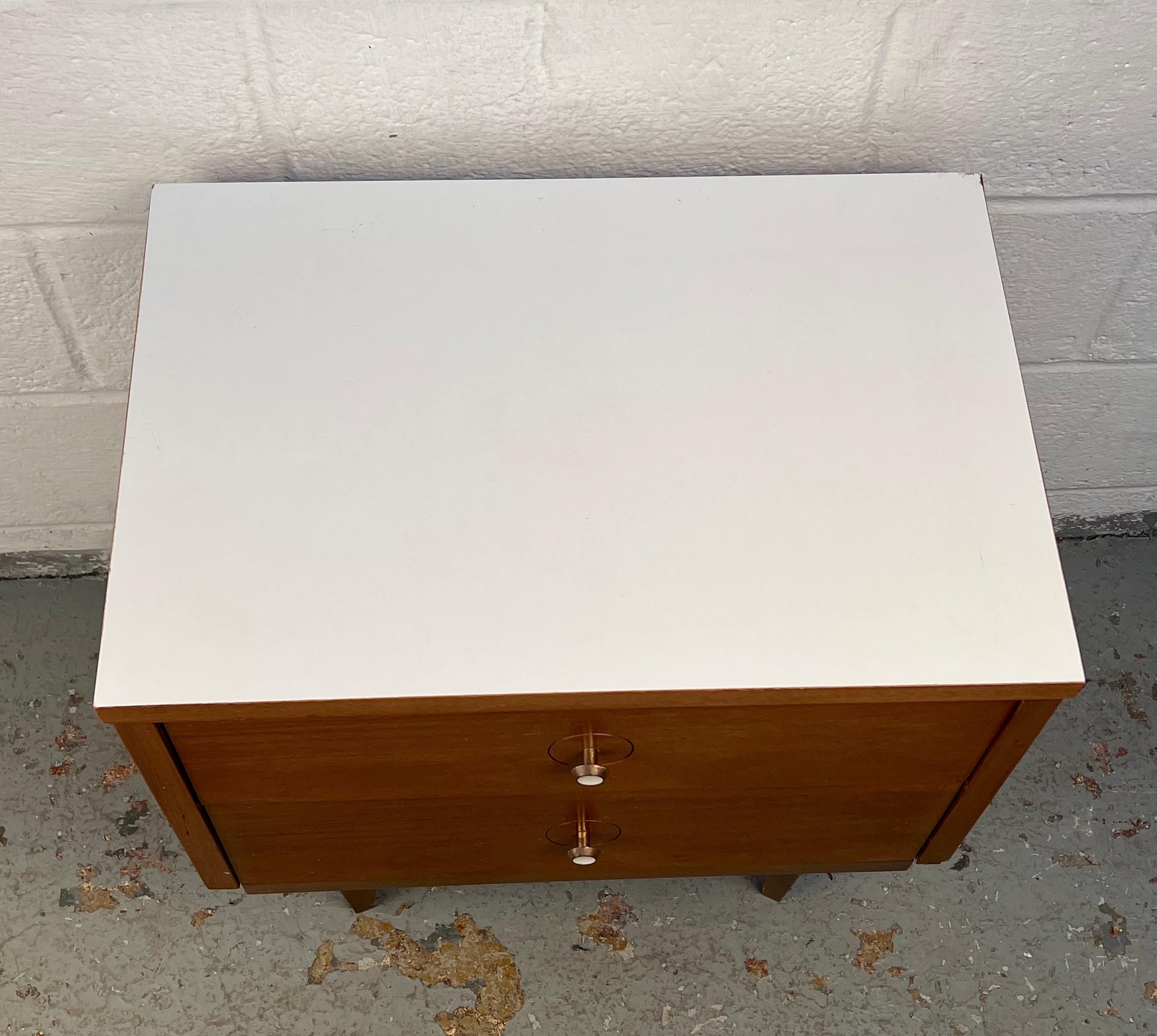 20ième siècle Table de nuit à plateau blanc moderne de style Whiting en vente