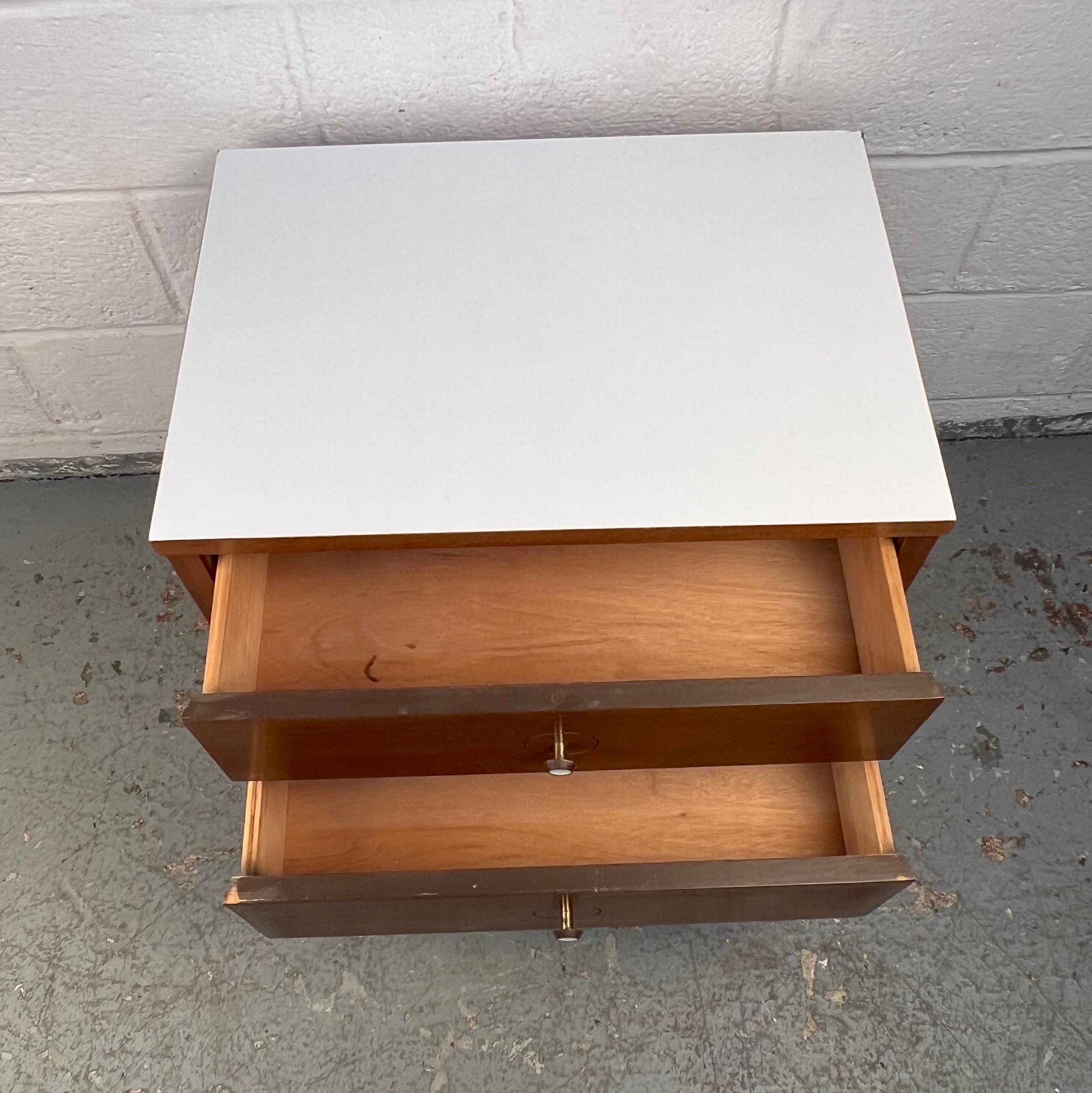 Table de nuit à plateau blanc moderne de style Whiting en vente 1