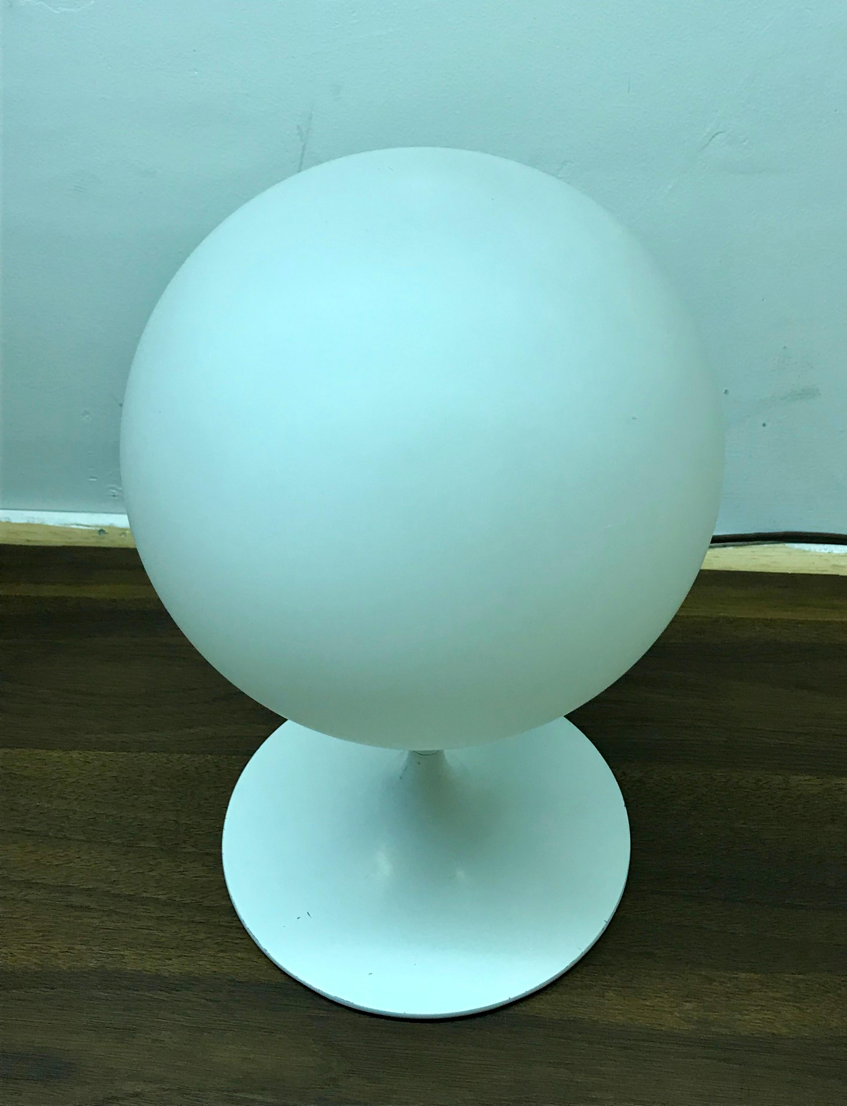 Mid-Century Modern Lampe de bureau à base tulipe blanche avec globe rond blanc, moderne du milieu du siècle dernier, par Laurel en vente