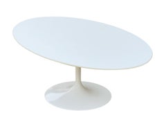 Table de cocktail ovale Tulip blanche de style moderne du milieu du siècle dernier par Eero Saarinen pour Knoll