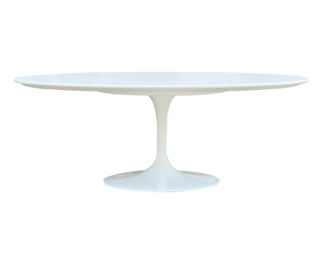 Mid-Century Modern White Tulip Oval Cocktail Table by Eero Saarinen for Knoll In Good Condition For Sale In Philadelphia, PA