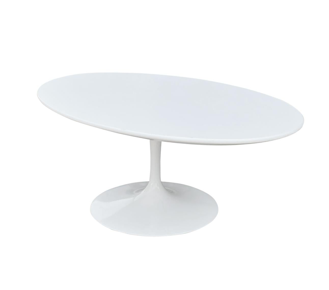 Contemporary Mid-Century Modern White Tulip Oval Cocktail Table by Eero Saarinen for Knoll For Sale